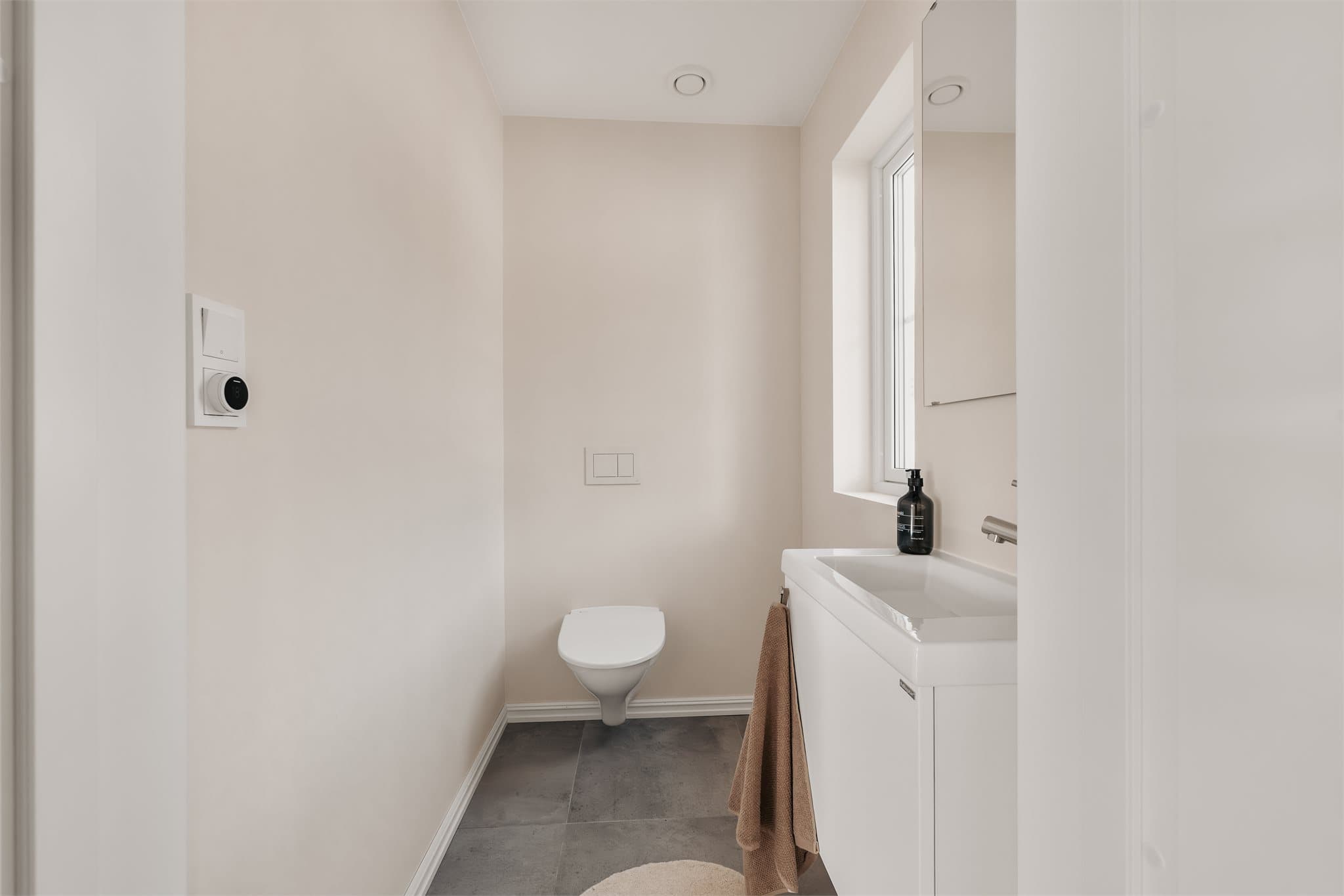 I tilknytning til entreen er det også WC.