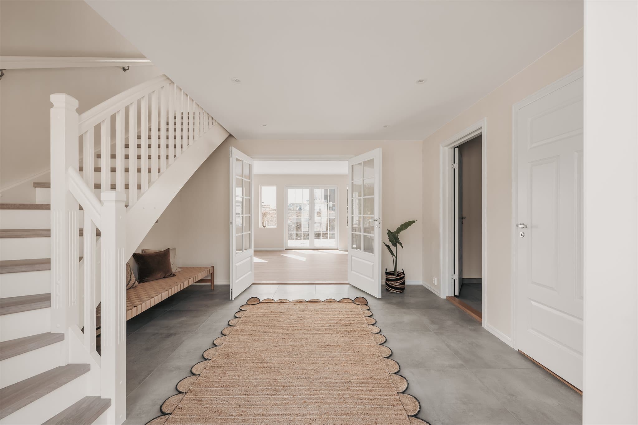 Innbydende og romslig hall med store, lekre fliser.