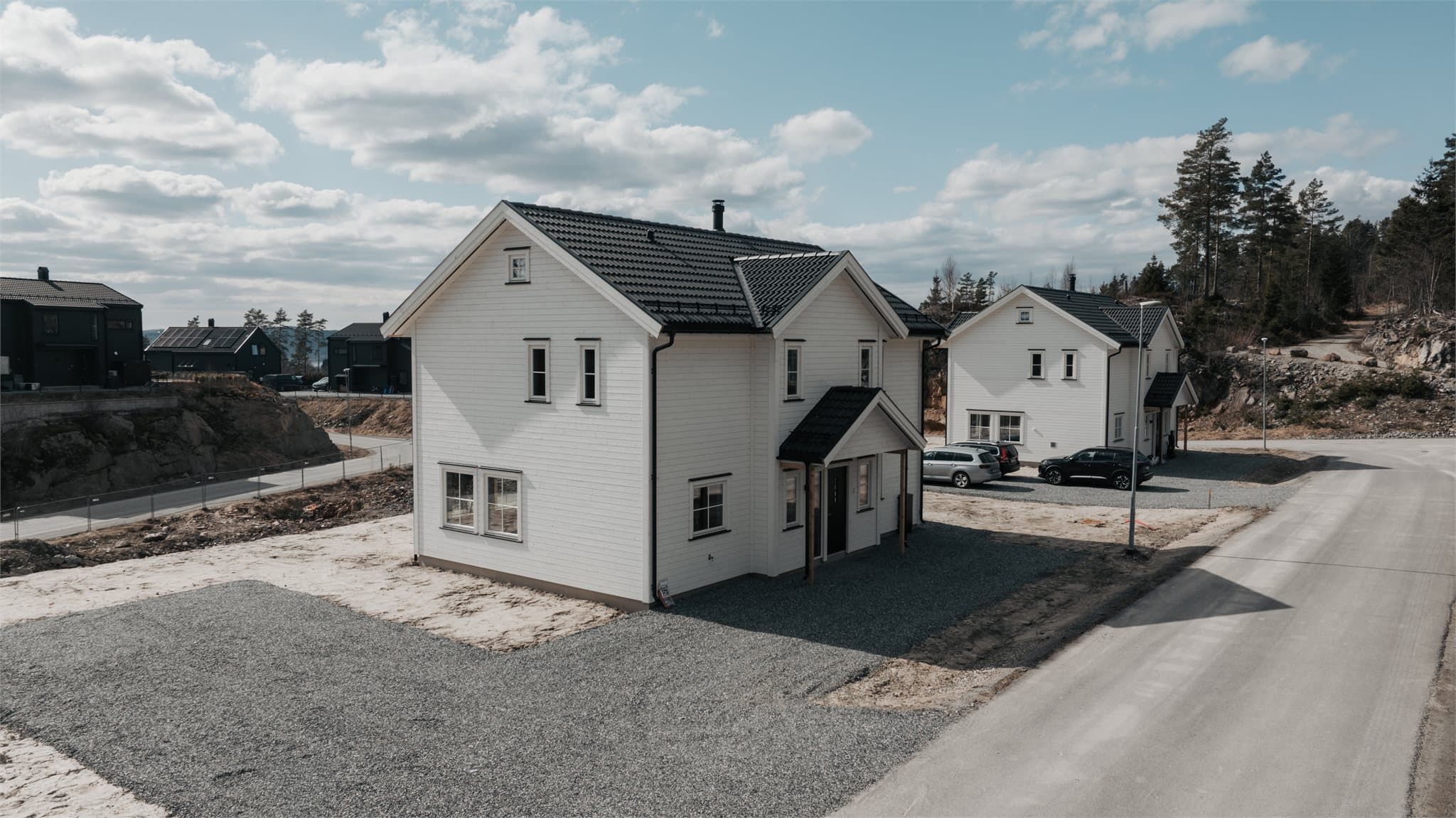 Det er gode parkeringsmuligheter på tomten.