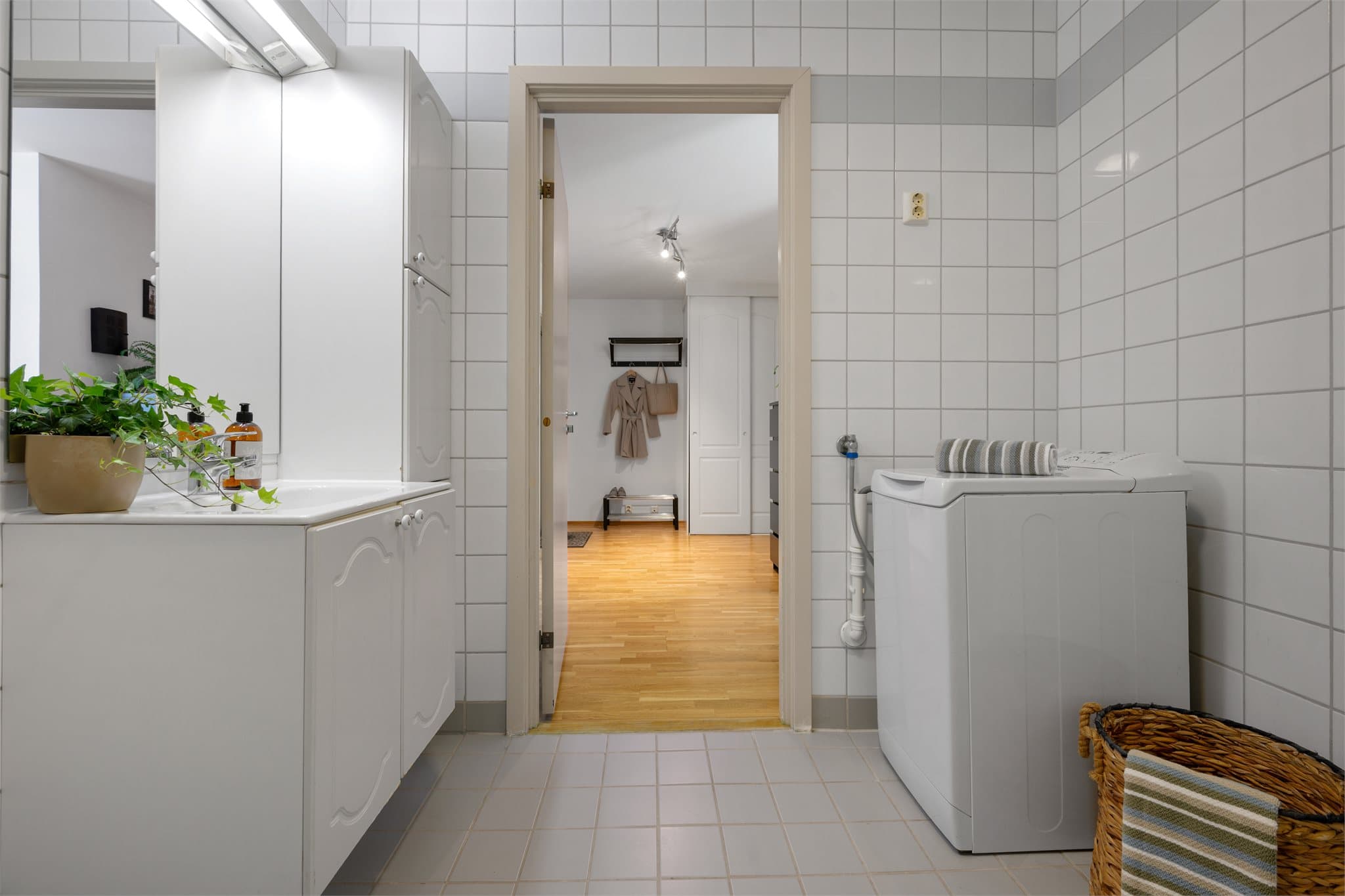 Badet har opplegg for vaskemaskin.