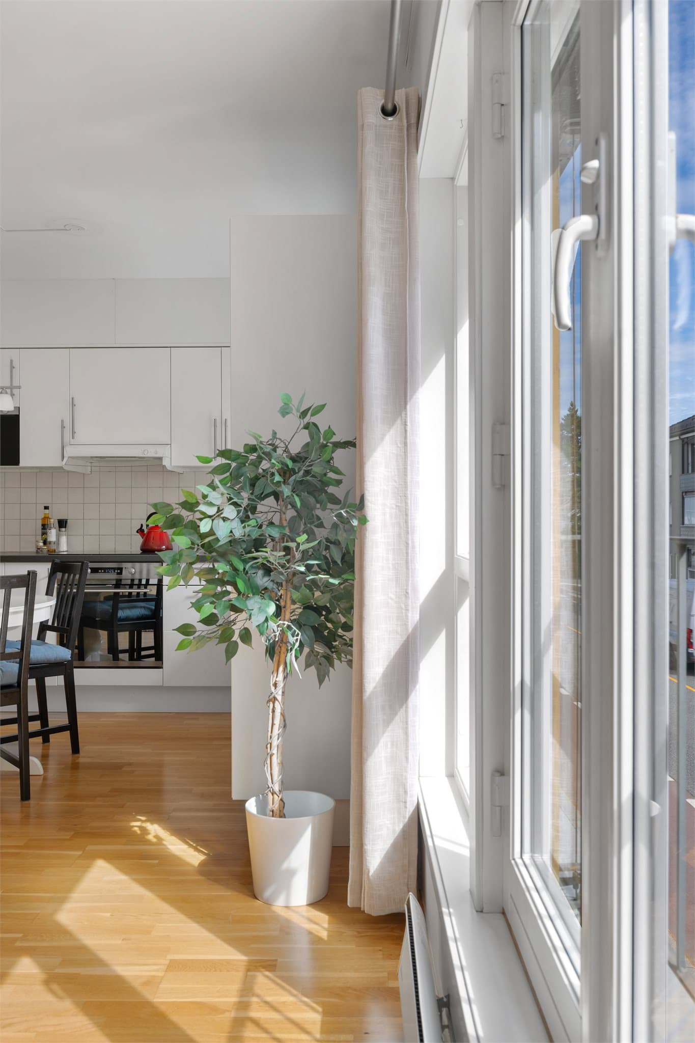 Allrommet har flere vindusflater for rikelig med naturlig lysinnslipp.