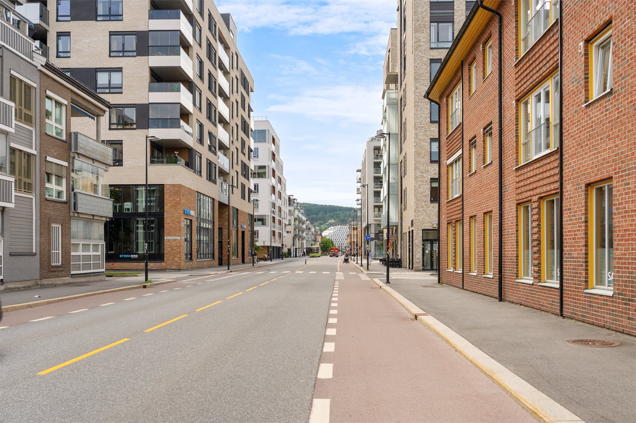 Fra eiendommen er det gåavstand til treningssenter, tog- og busstasjon, dagligvarebutikker og flere spisesteder.