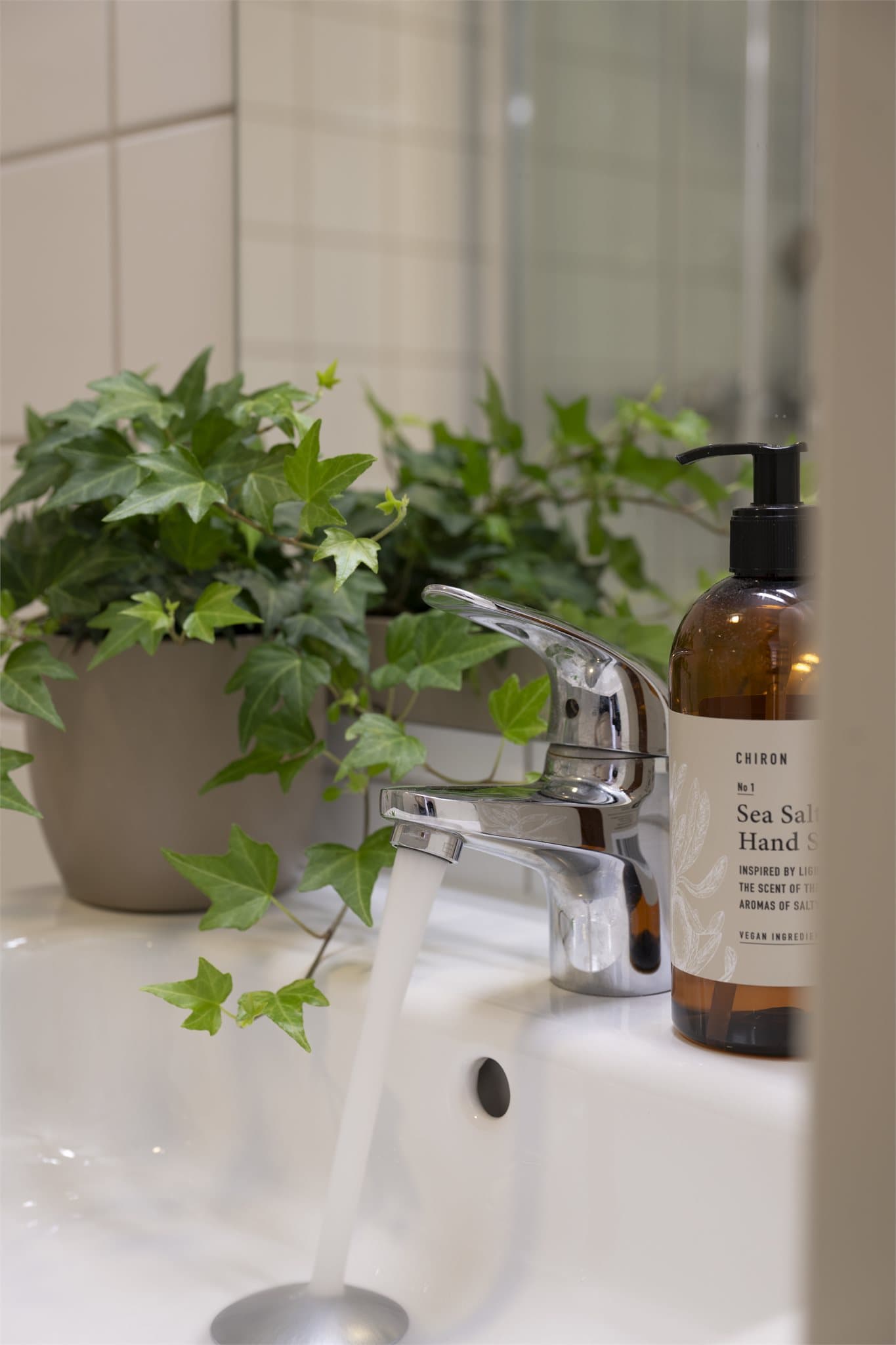 Badet er innredet med dusjkabinett, klosett og servantinnredning.