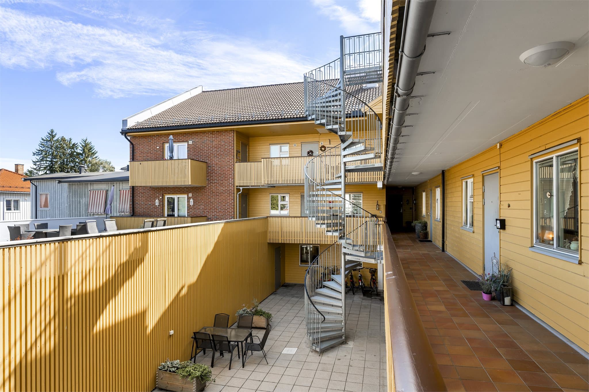 Med heis, parkering med ladeboks og kort vei til Lillestrøms mange tilbud får du en bolig som gjør hverdagen enkel – og bylivet tilgjengelig. Borettslaget har en hyggelig innegård som kan benyttes av beboerne.