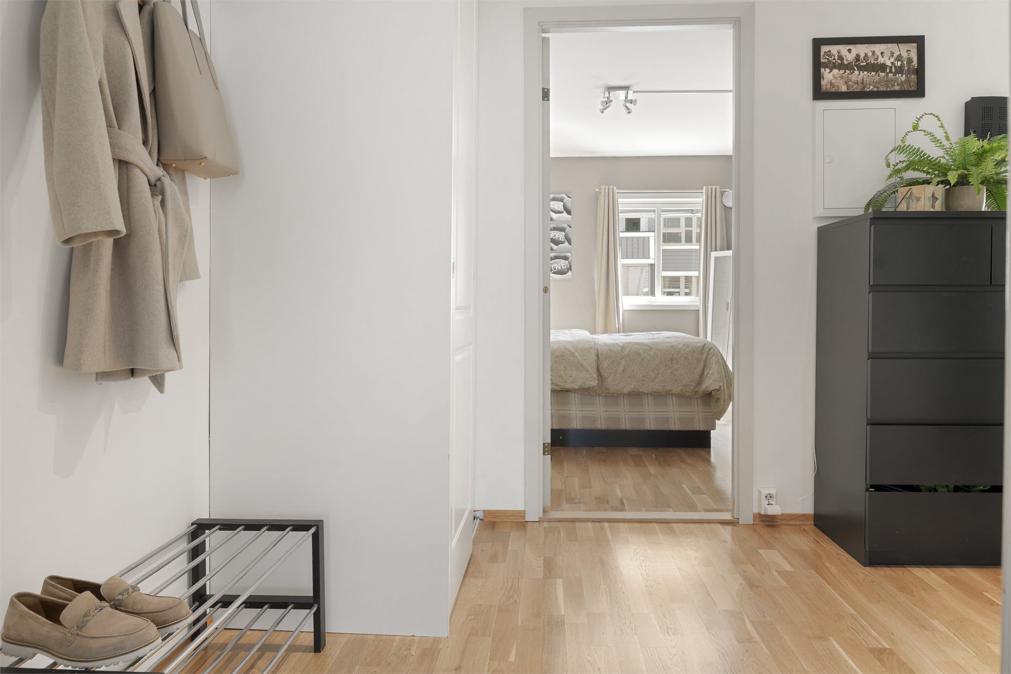 Leiligheten har en romslig entré som er lysmalt og det er lagt parkett på gulv.