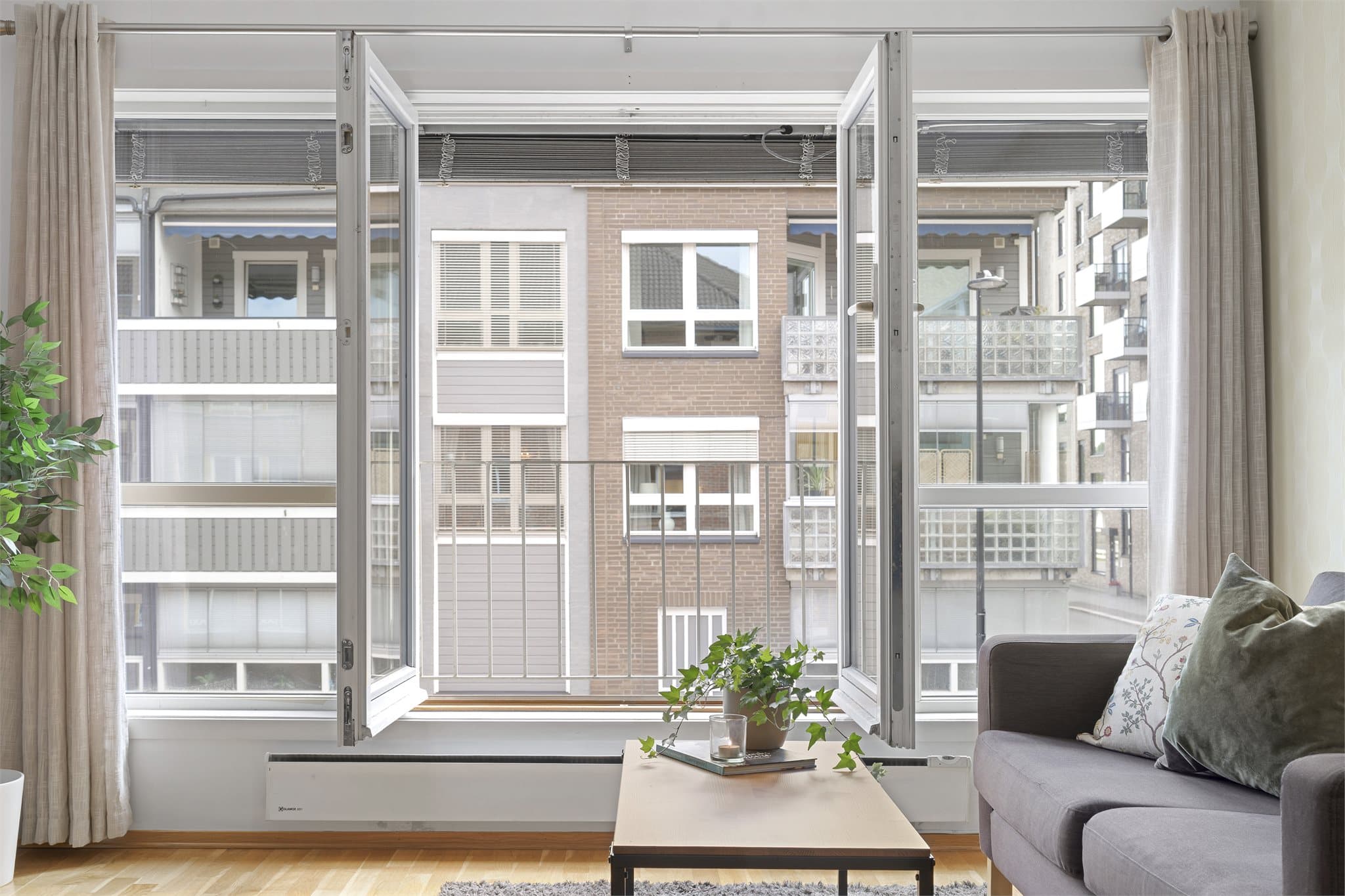 En lys og trivelig hjørneleilighet hvor det urbane møter det komfortable. Den åpne stue- og kjøkkenløsningen gir en sosial og luftig atmosfære, mens den tofløyede vindusdøren mot den franske balkongen gir kontakt med gatelivet.