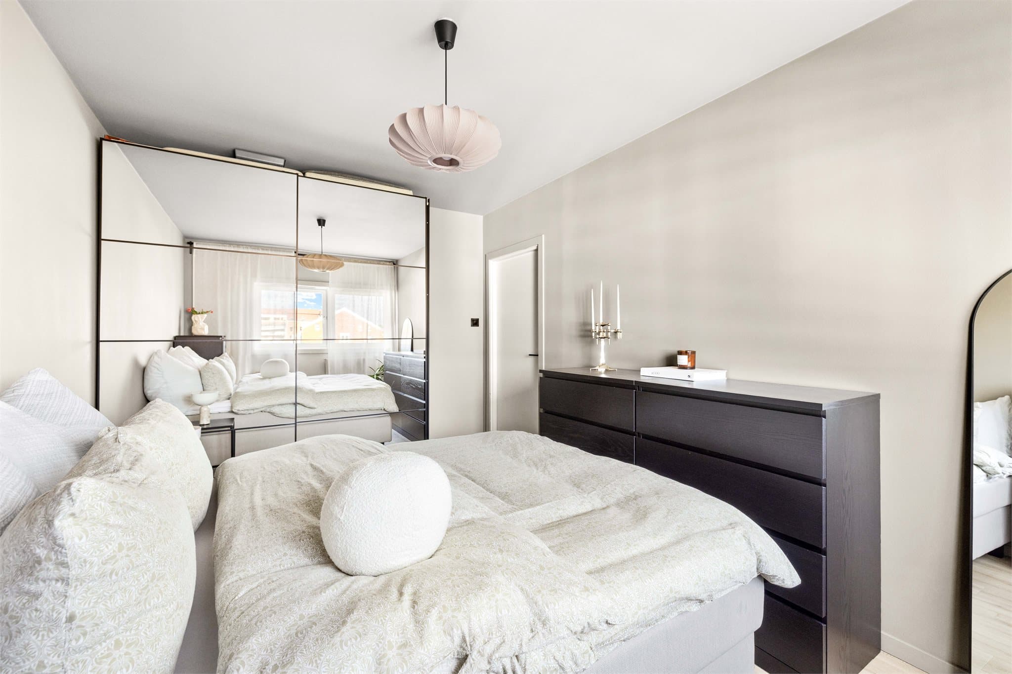 En stor garderobeløsning med speilfronter gir rikelig med oppbevaringsplass.