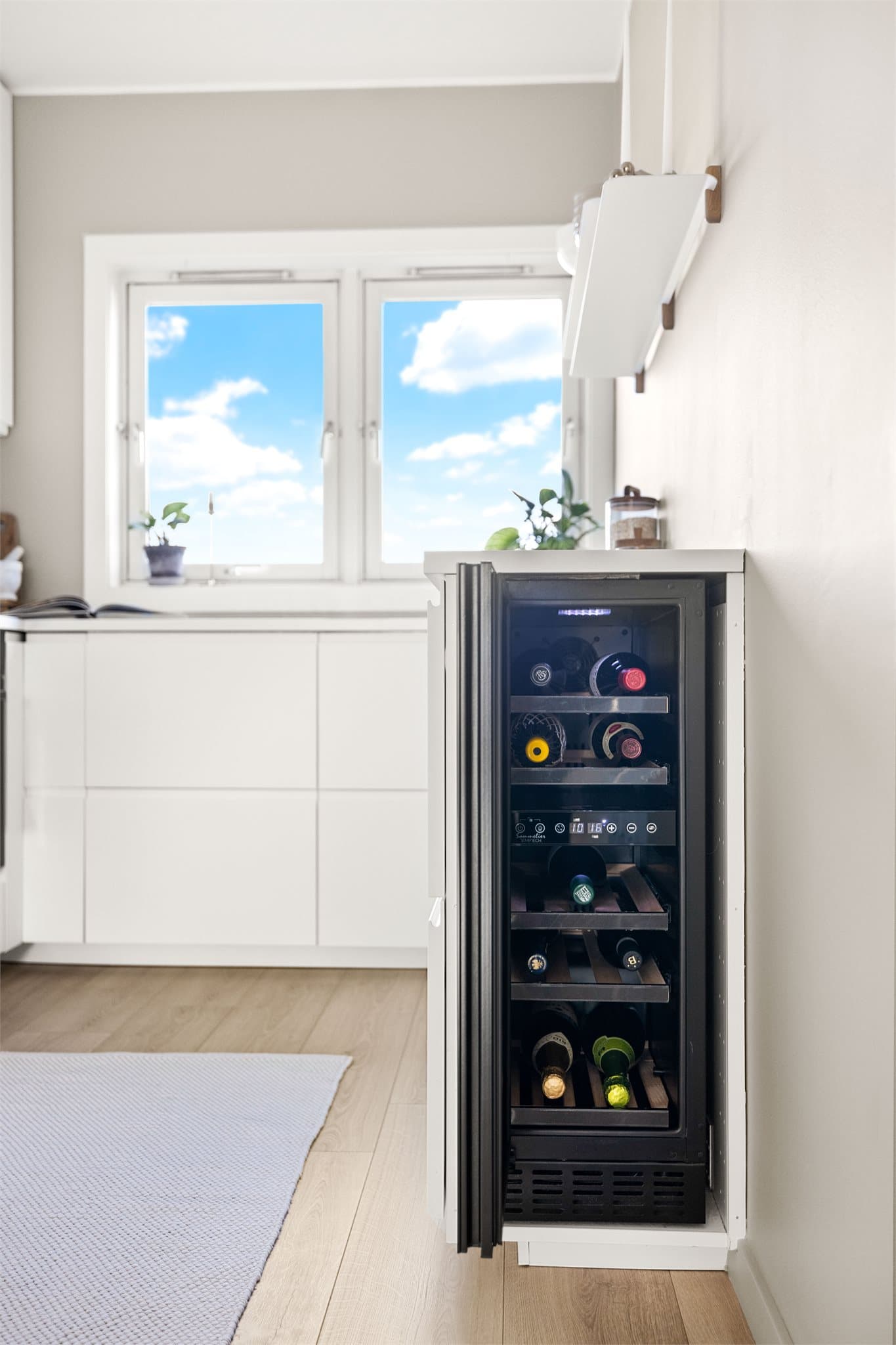 Innredningen fra IKEA inkluderer et eget vinskap for ekstra bekvemmelighet.