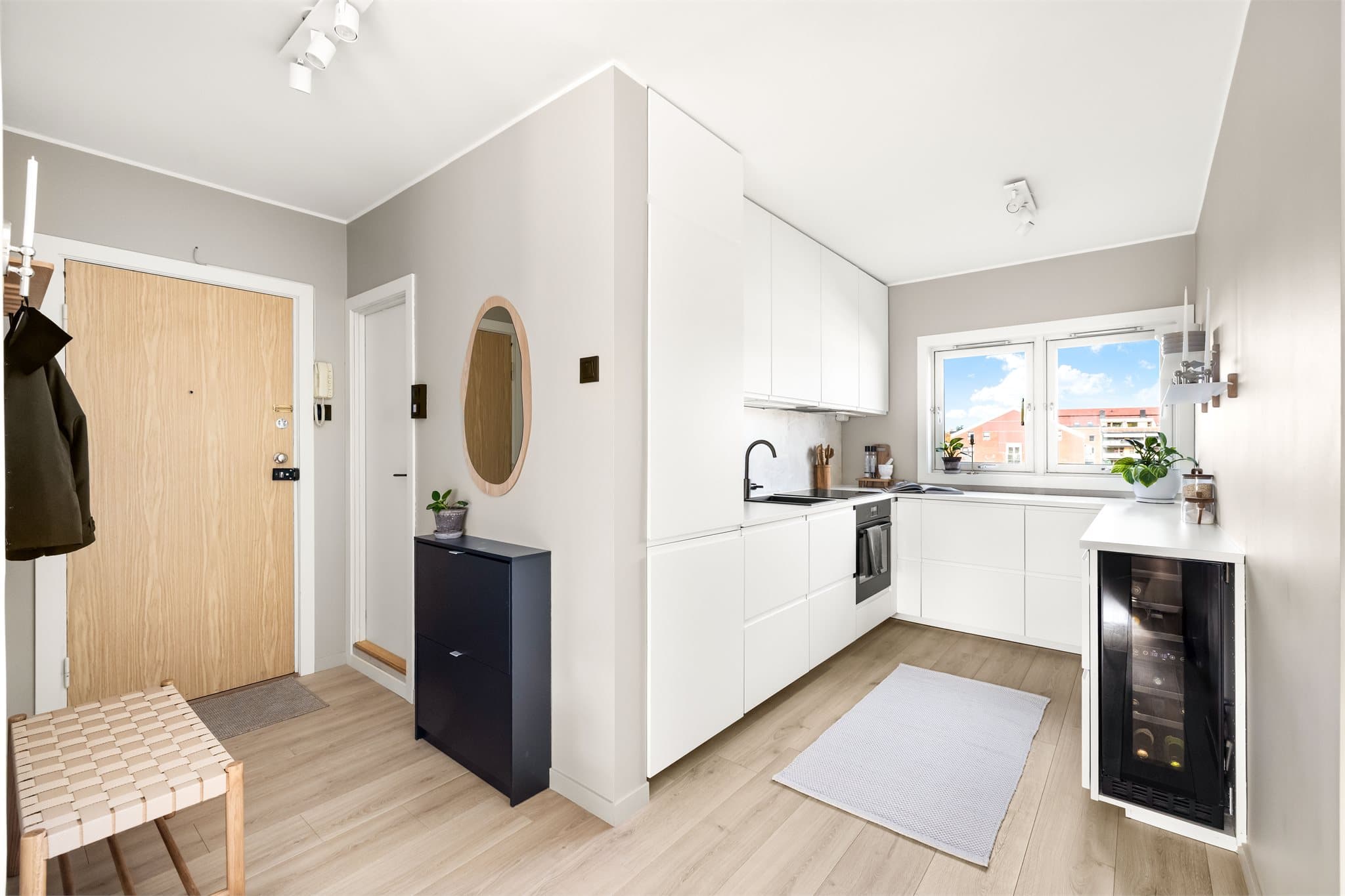 Kjøkkenet har en åpen løsning mot entréen, noe som skaper en luftig følelse.