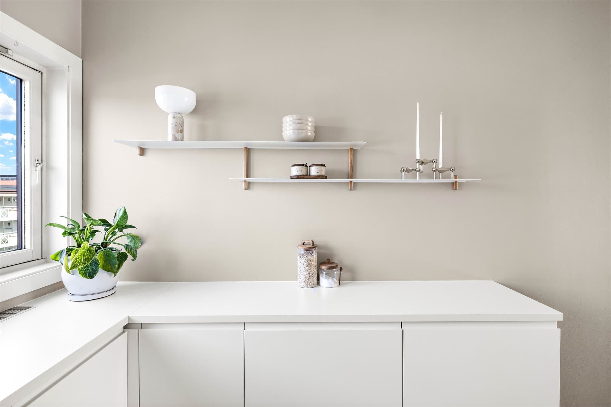 Rikelig med benkeplass i hvit laminat og godt med skapplass.