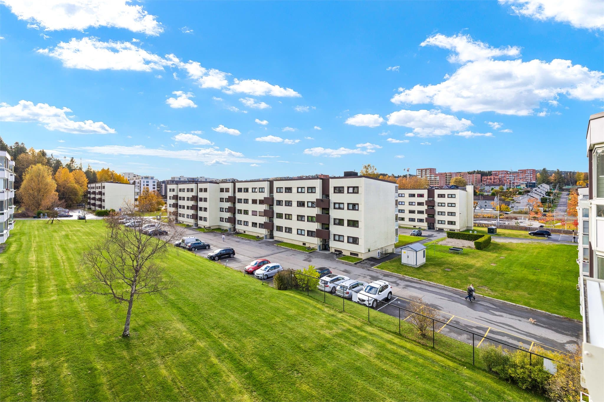 Området Solheim består av blokkbebyggelse med store fellesarealer.