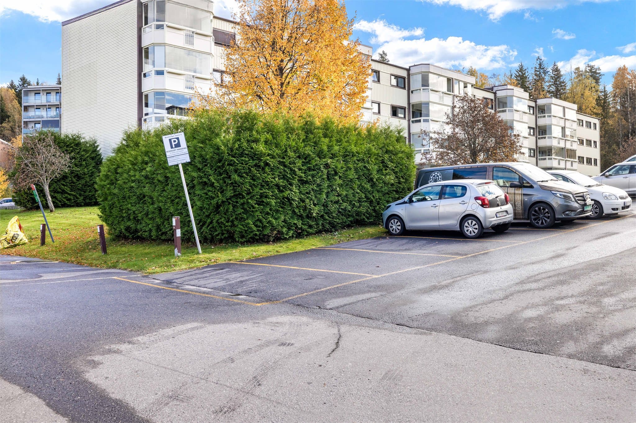 Leiligheten disponerer en parkeringsplass på ca 11m2