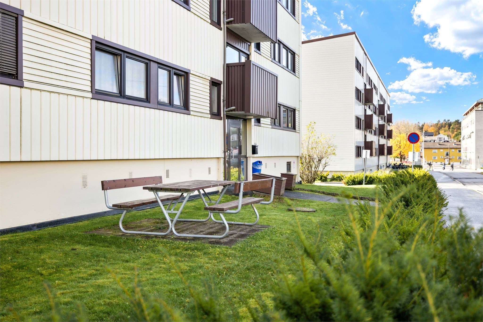 Fellesområdene er velholdte med sittegrupper utendørs.