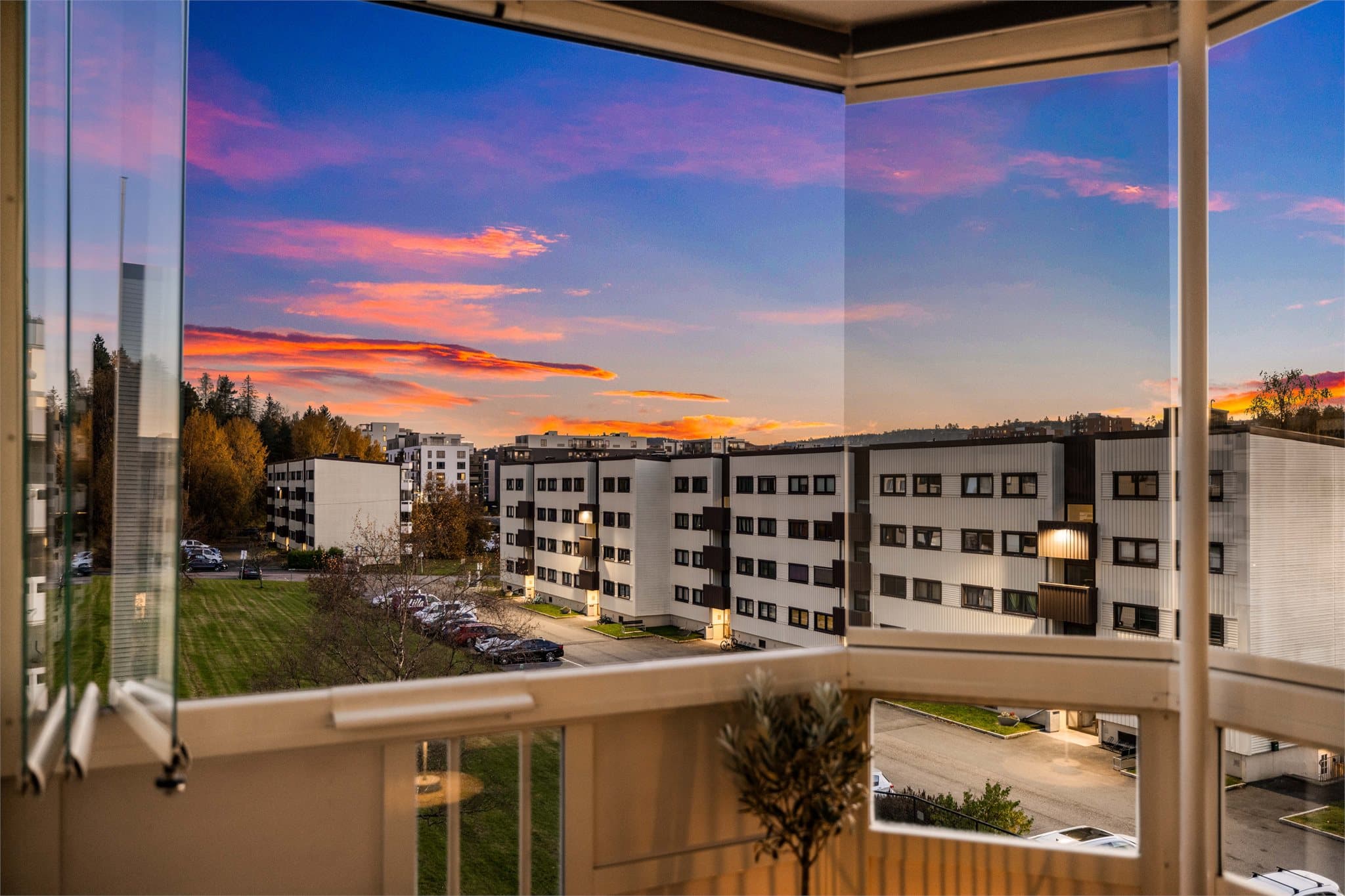 Utsikt fra balkongen mot nærområdet.