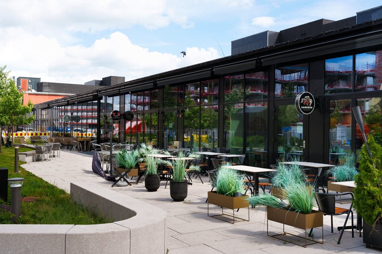 I nærområdet finnes også flere kafeer og spisesteder.