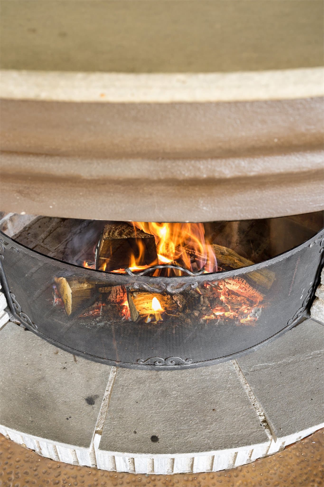 Åpen hjørnepeis som skaper varme, hygge og en helt spesiell atmosfære i den romslige peisestuen.