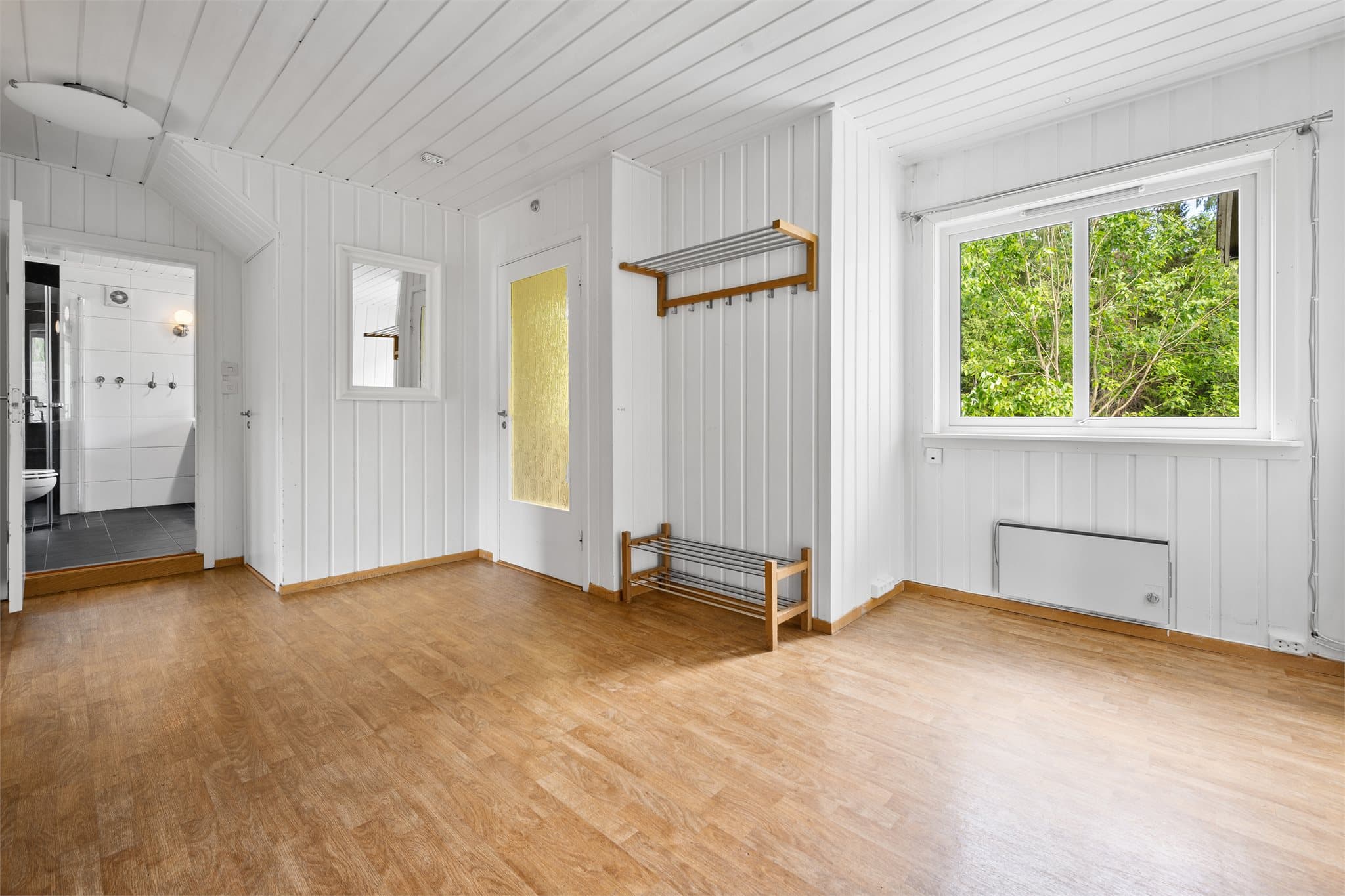 Det er ikke ofte man finner en entré med så god plass. Her får du en lys og innbydende hall som gir boligen et representativt preg, samtidig som den byr på praktiske løsninger for en aktiv hverdag. Romfølelsen er merkbar allerede idet du kommer inn døren.