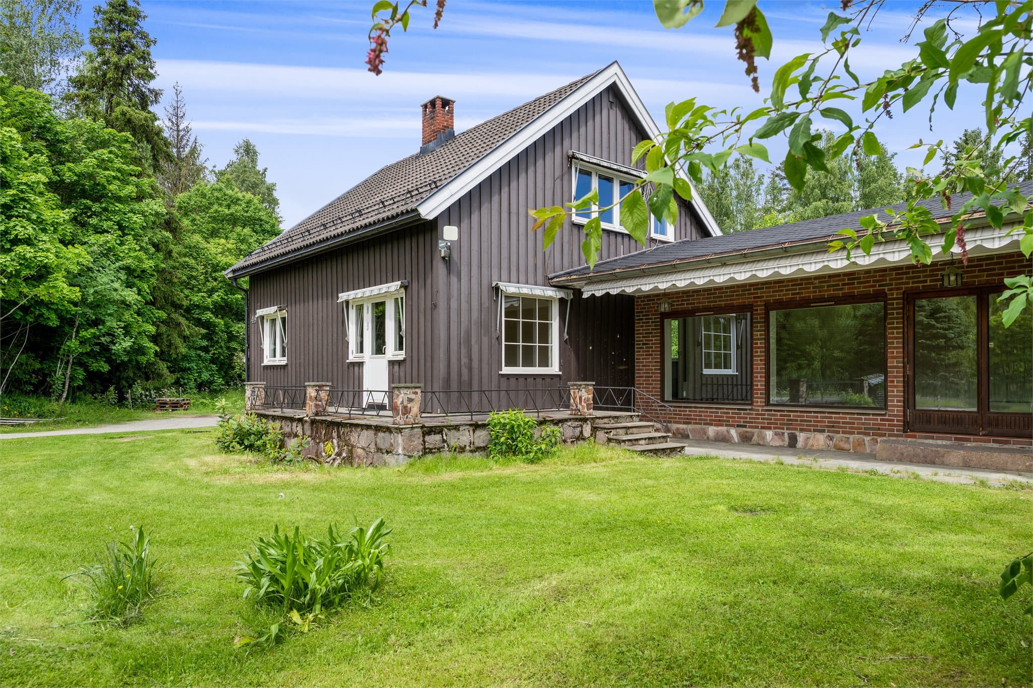 Emera Eiendomsmegling ved Solveig Granlund ønsker velkommen til Glassverkvegen 49 i Hurdal kommune. En innholdsrik eiendom med stor, frodig tomt, vakker beplantning og naturskjønne omgivelser som gir en fredelig og tilbaketrukket atmosfære.