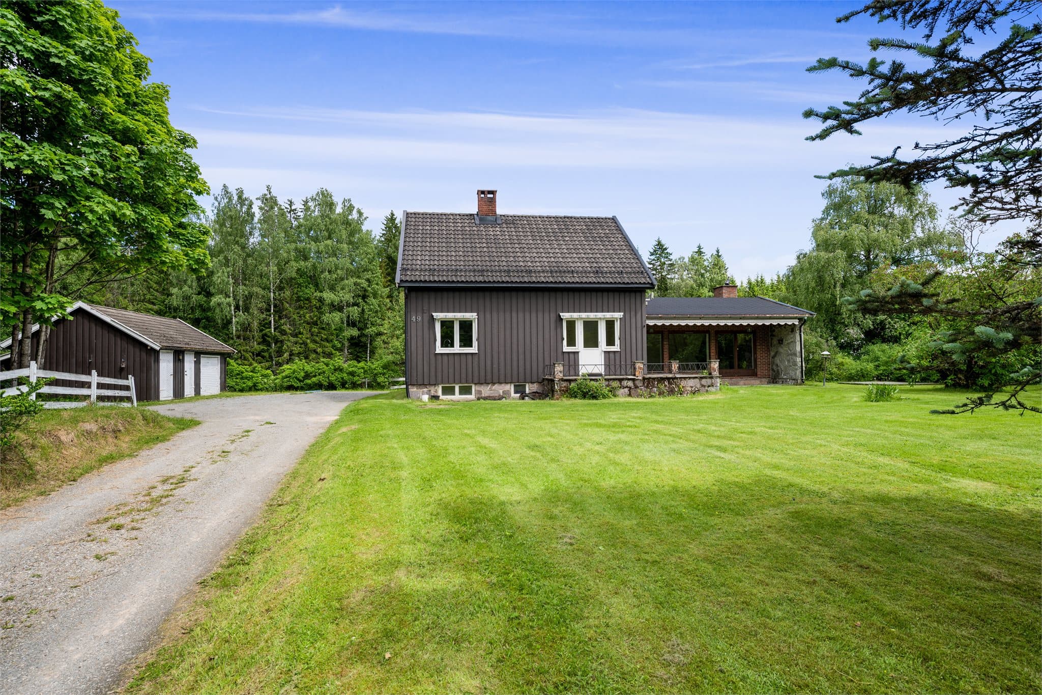 På tomten har man et uthus med garasje med vippeport samt vedbod og rom for ytterligere lagringsplass.