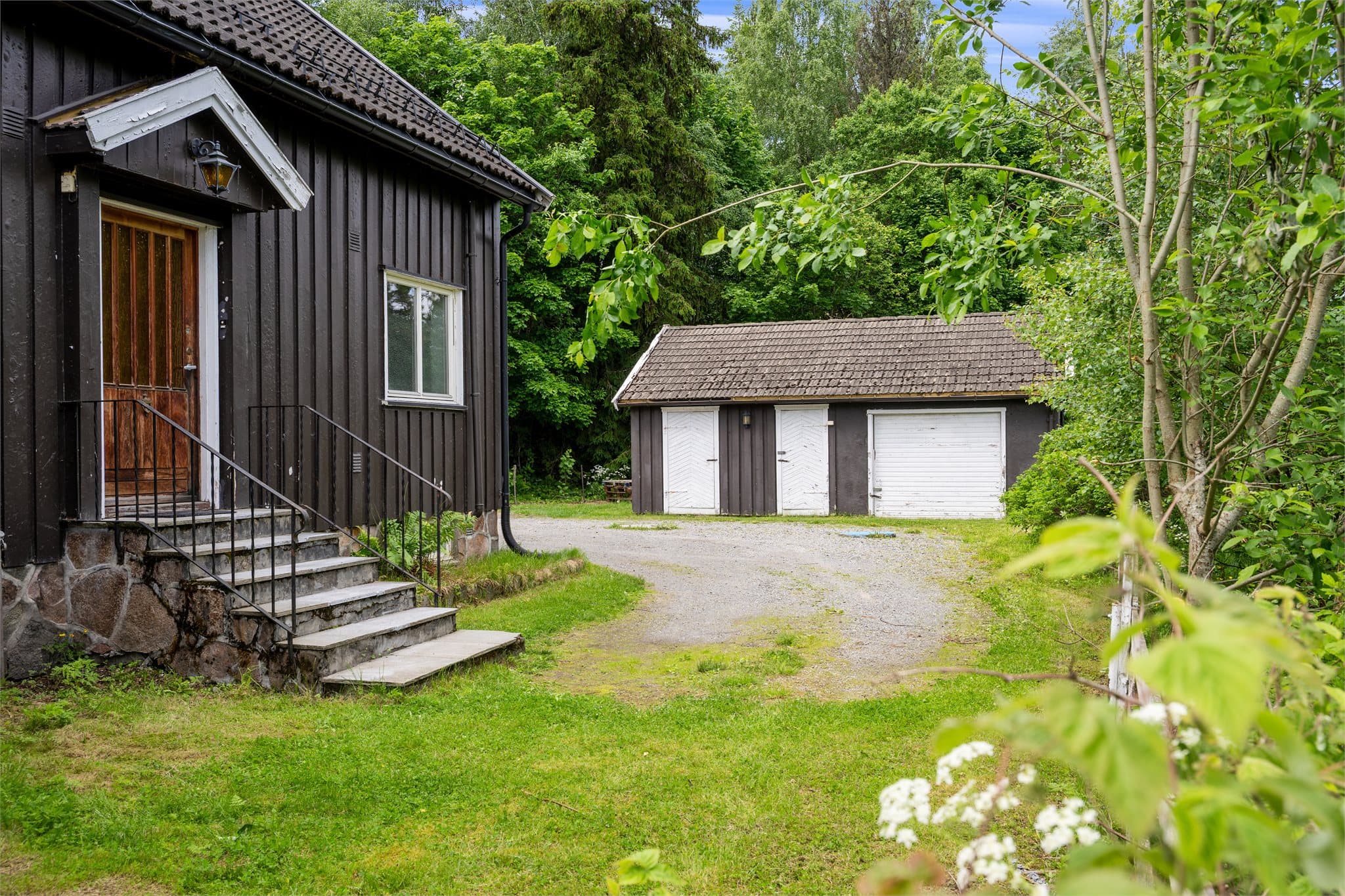 Et hjem omgitt av natur, fuglesang og store plenarealer – her får du en sjelden kombinasjon av landlig ro og god boltreplass rett utenfor døren.
