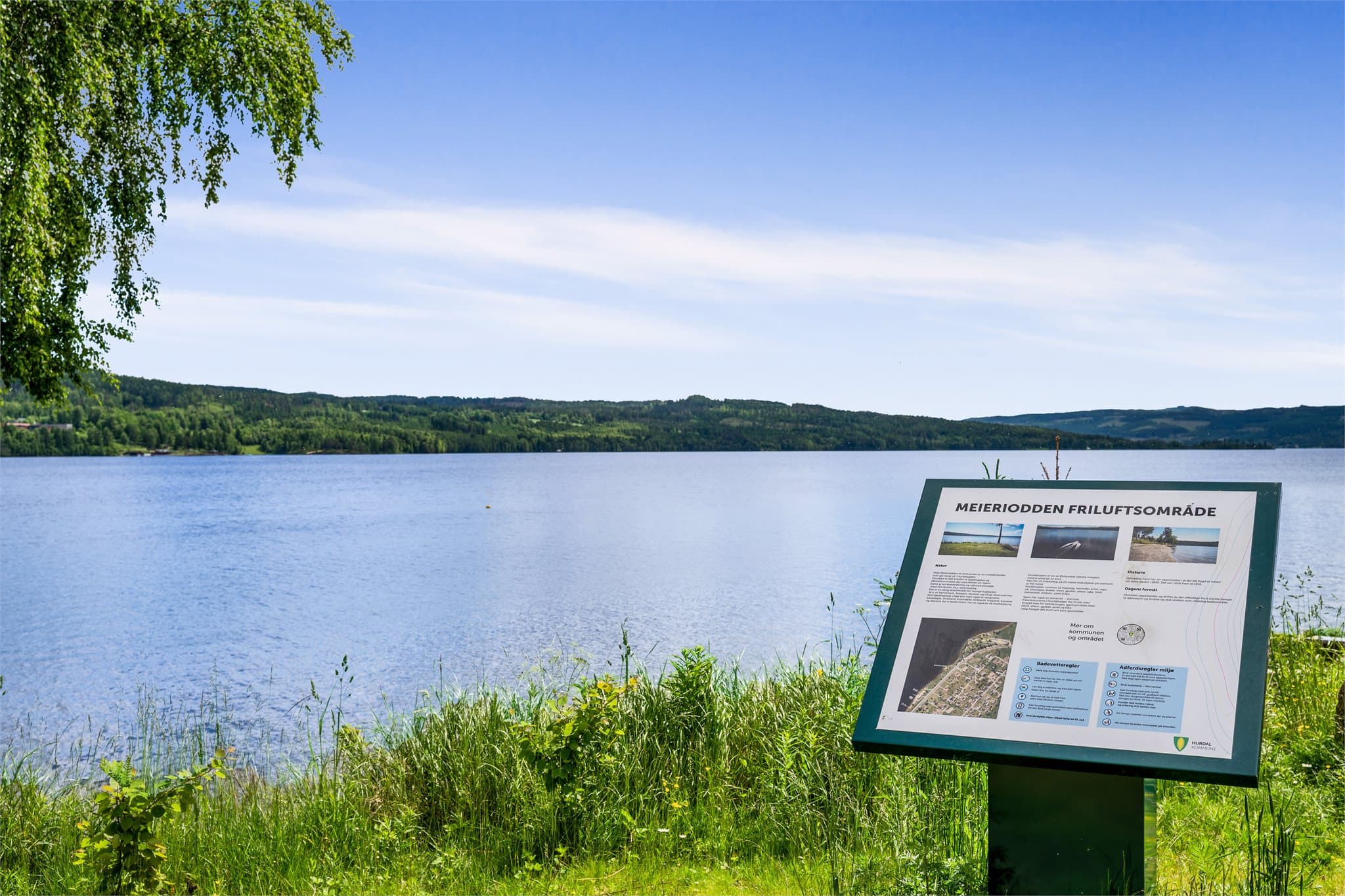 Kun en kort tur fra eiendommen ligger Meieriodden – et idyllisk friluftsområde ved Hurdalssjøen med badeplass, bryggeanlegg og vakre omgivelser som inviterer til late sommerdager ved vannet.