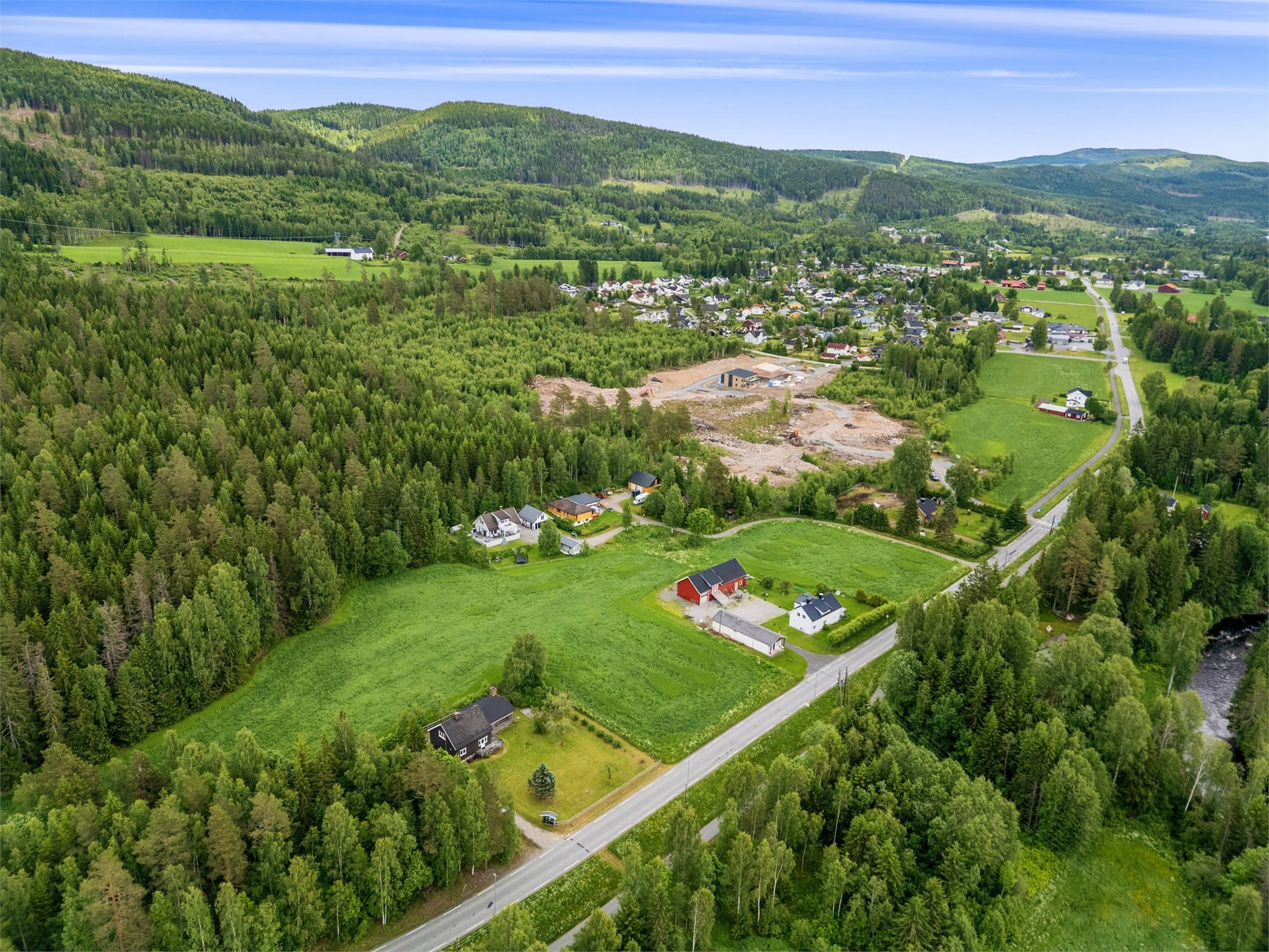 Her går tiden litt saktere. Fuglesang, grønne jorder og utsikt mot Hurdals vakre landskap skaper en stemning som vekker minner om en enklere tid.