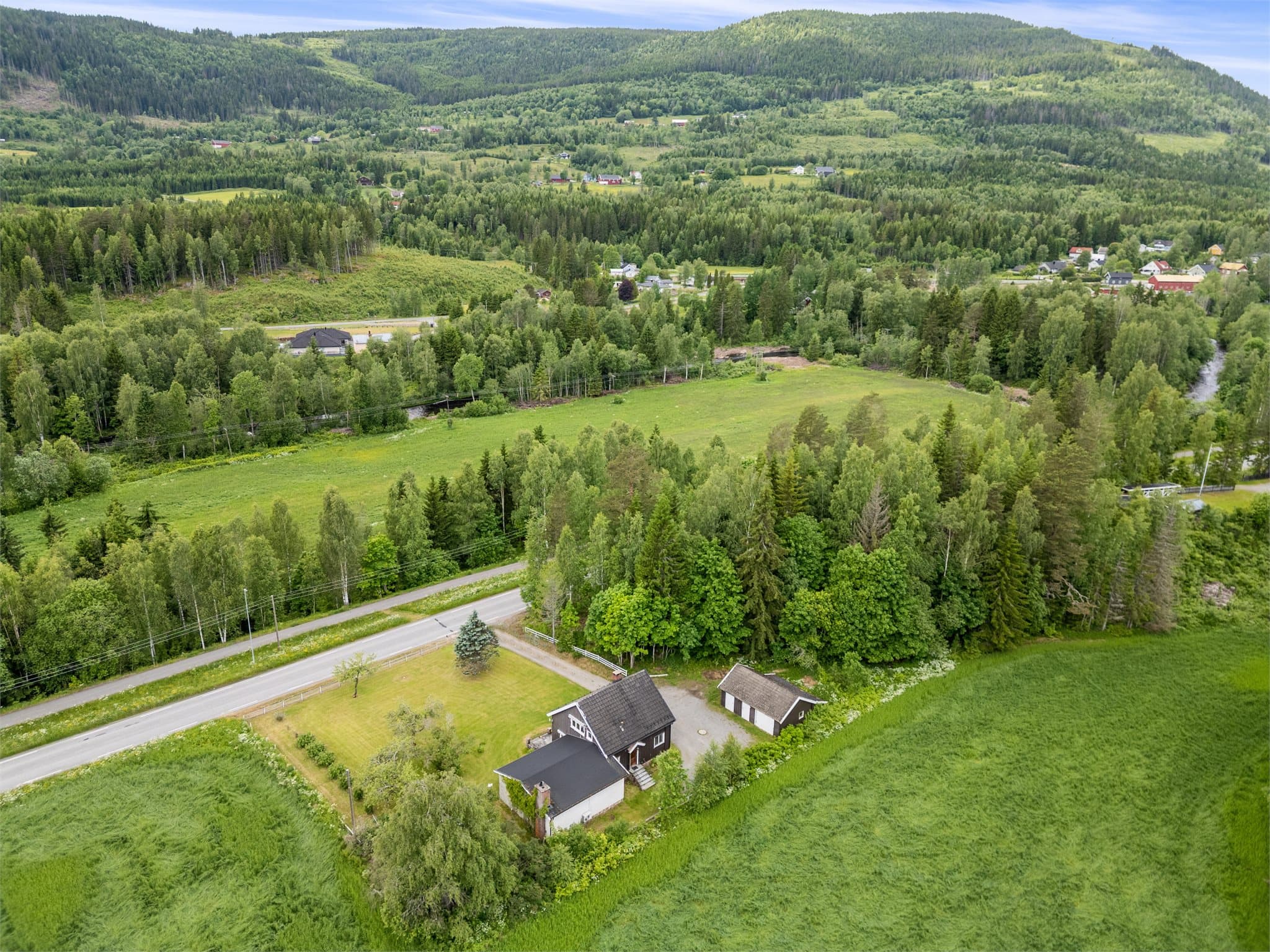 Eiendommen ligger landlig og fritt til, omgitt av åpne jorder, skogkledde åser og den vakre naturen som kjennetegner Hurdal.
