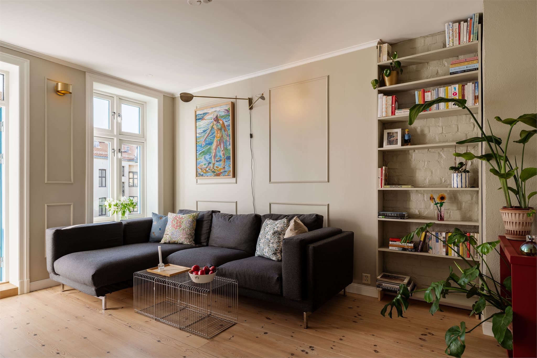 Leiligheten kombinerer moderne løsninger med klassiske detaljer som generøs takhøyde, store vindusflater, teglstein, synlige bjelker og et originalt gulv.