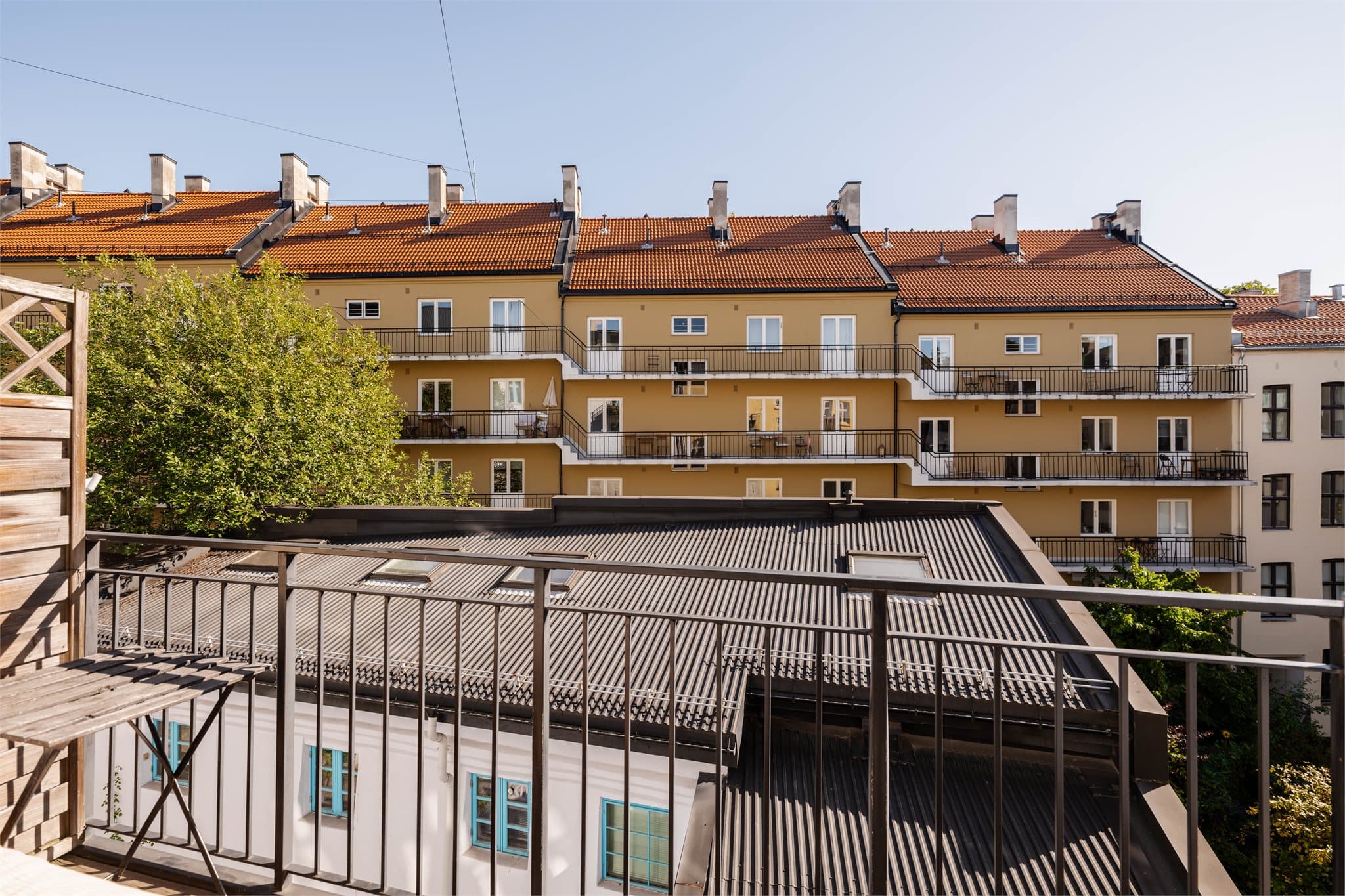 Balkongen vender i sin helhet inn mot et lukket gårdsrom.