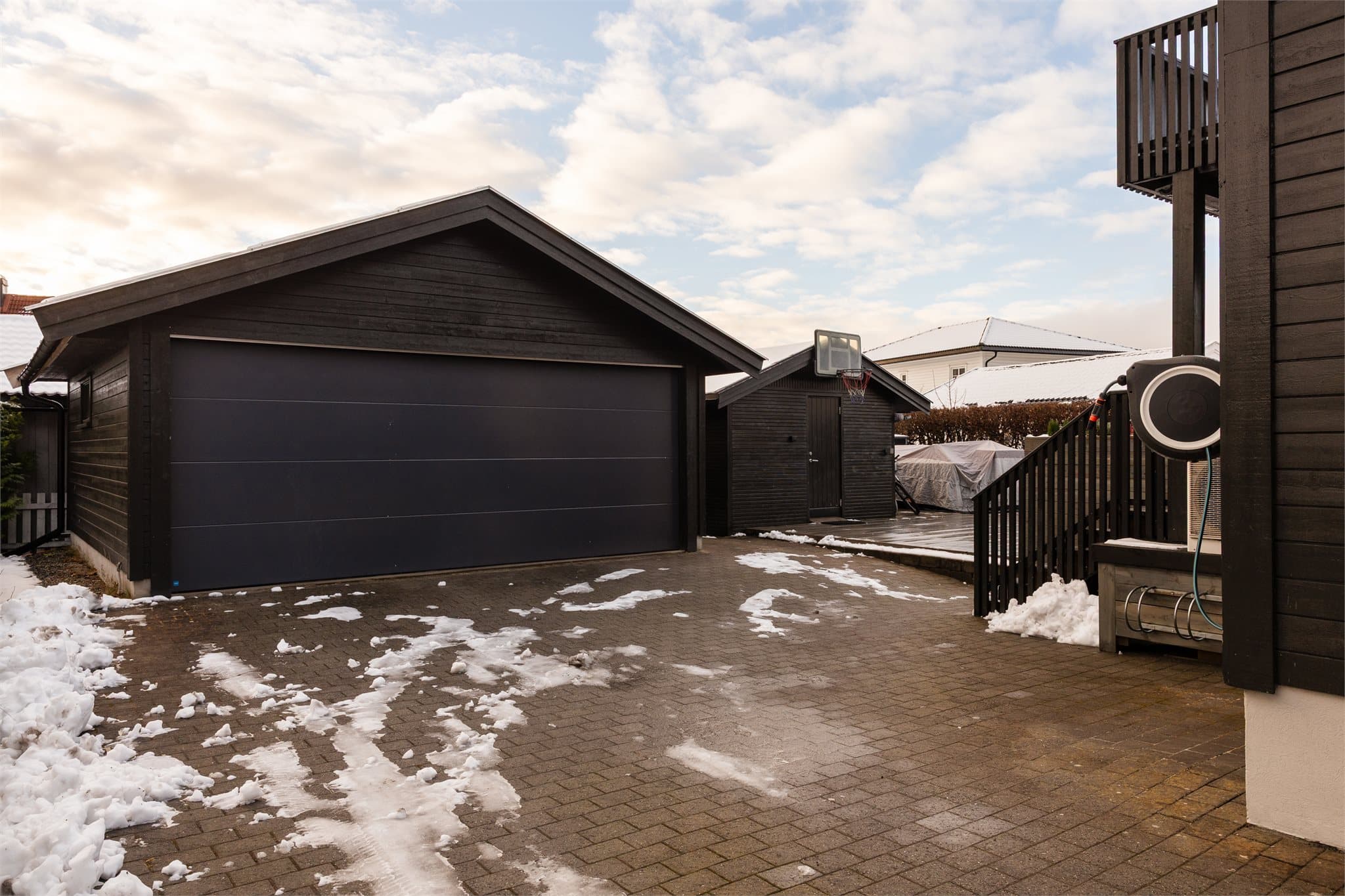 Til eiendommen følger en romslig og praktisk dobbelgarasje på 33 kvm, med elektrisk portåpner, god takhøyde og rikelige oppbevaringsmuligheter i himlingen, perfekt for sesongutstyr, verktøy og annet som trenger fast lagringsplass.