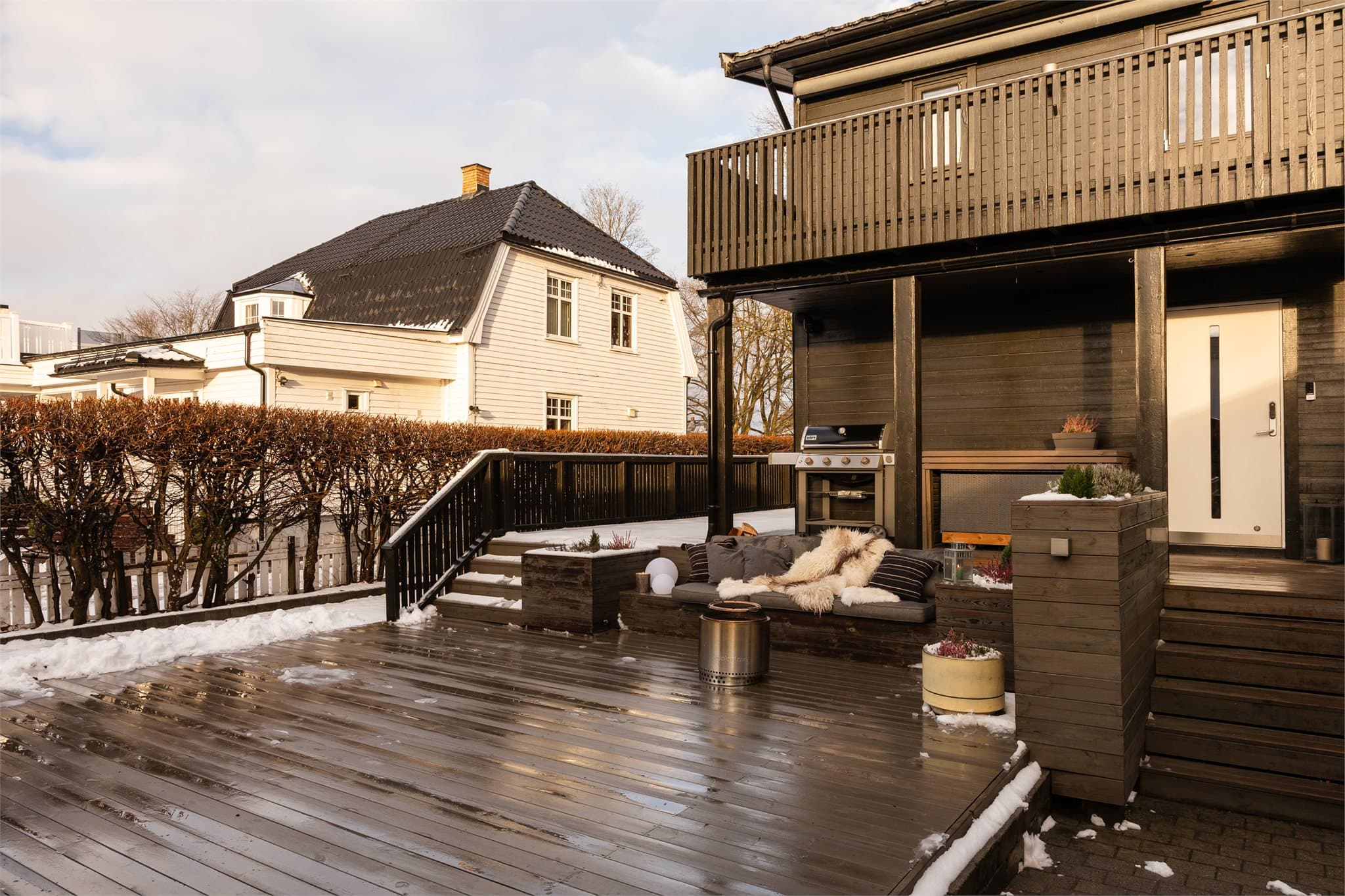 Hagen har også et romslig gressareal, perfekt for trampoline eller andre aktiviteter.