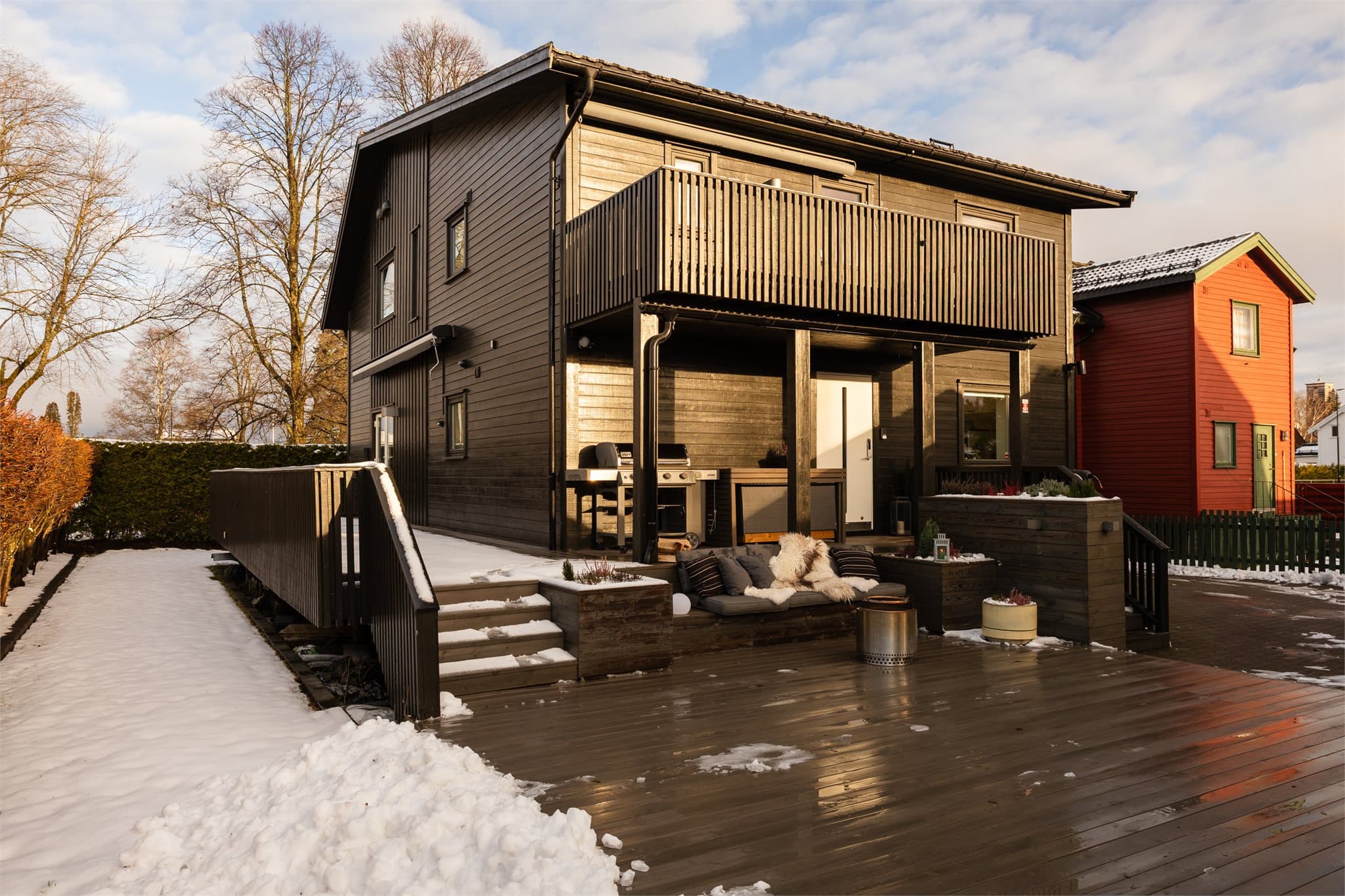 Innkjørselen er belagt med belegningsstein helt frem til garasjen, noe som gir et ryddig og helhetlig uttrykk. Ellers byr huset på flotte uteplasser i solrike omgivelser.