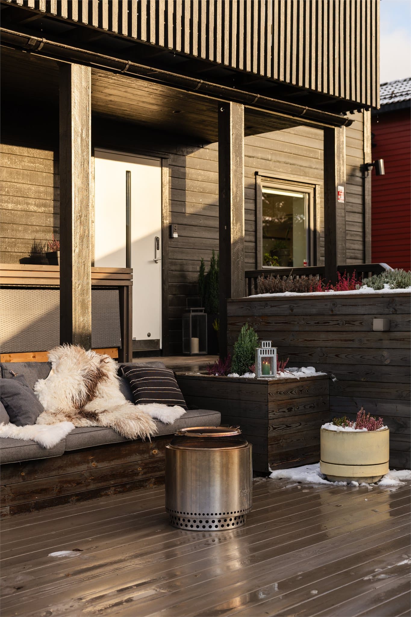 Videre finner du en stor markterrasse samt en terrasse på bakkeplan, hvor solrike og rolige stunder kan nytes.