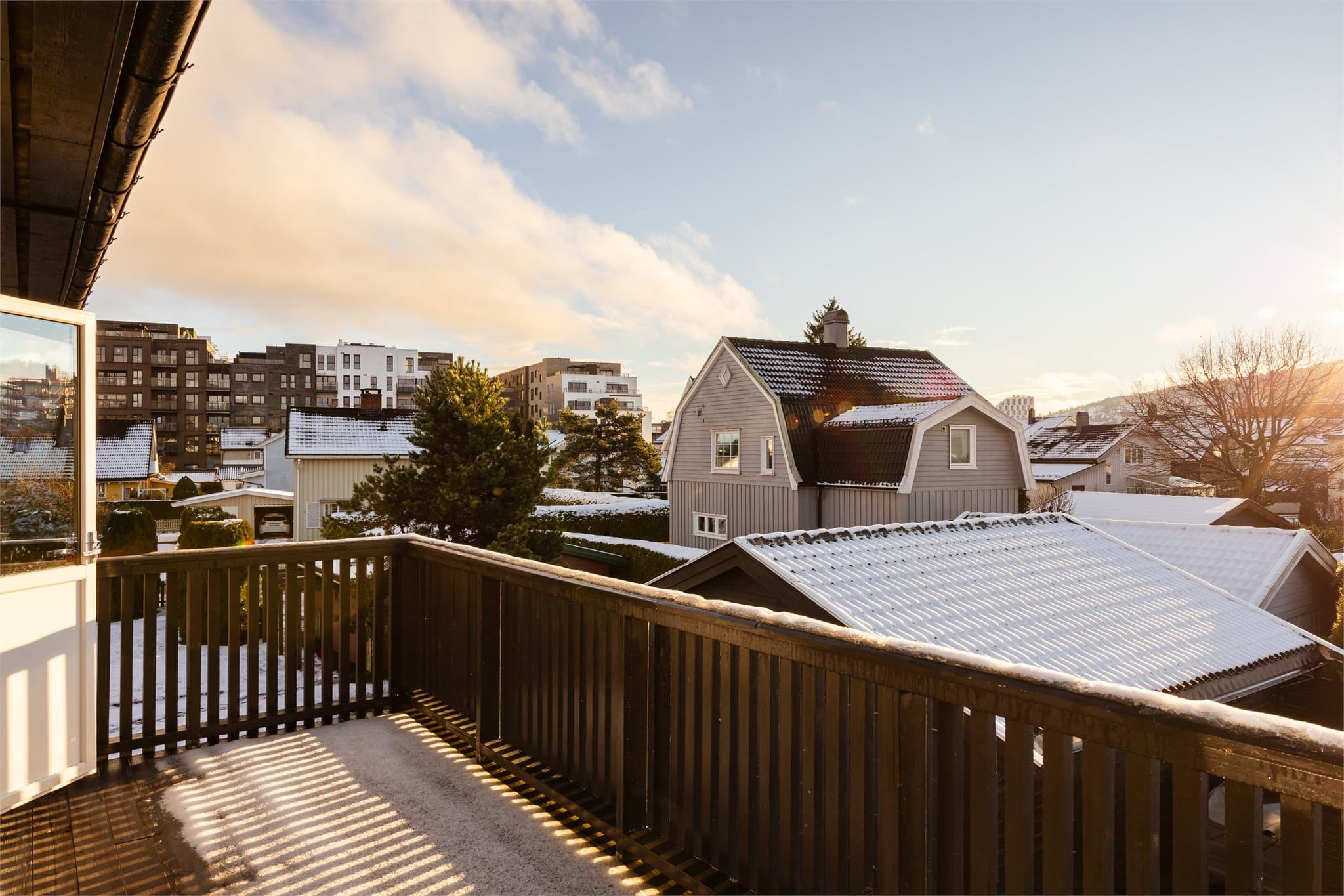 Boligens uteområde er pent opparbeidet med både belegningsstein, flere uteplasser og en velstelt grønn hage. Dette gir deg muligheten til å nyte solen fra flere nivåer.