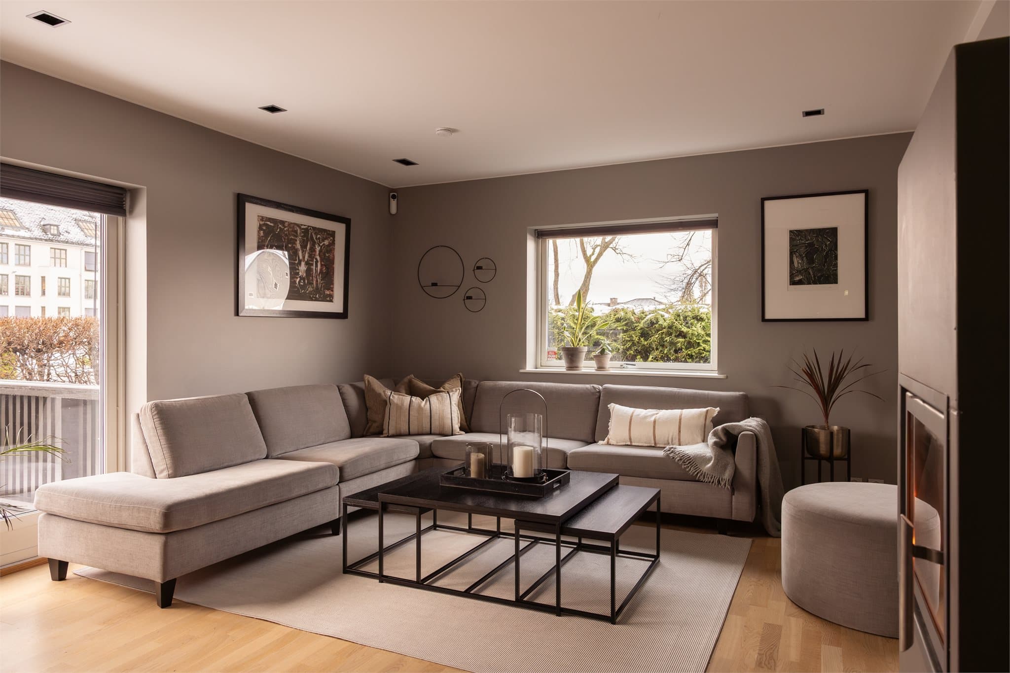 Hele første etasje, inkludert stuesonen, har vannbåren gulvvarme som gir en behagelig og jevn temperatur – perfekt for komfort året rundt.