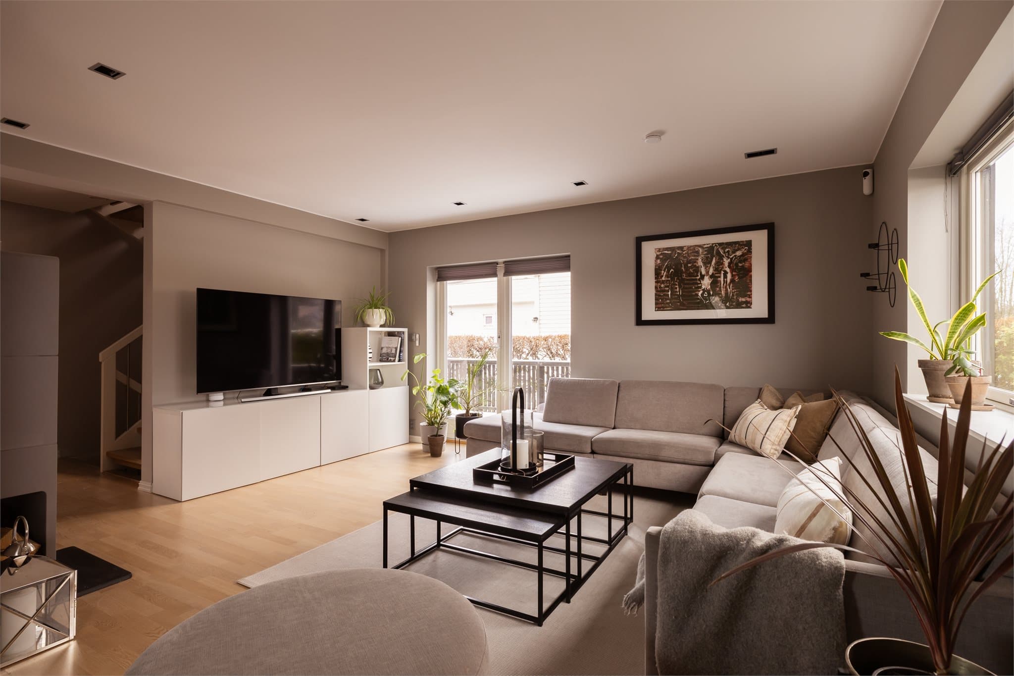 Fra stuen er det utgang til terrassen på 44 kvm, noe som skaper ekstra rom på sommerhalvåret. Perfekt når du skal invitere til grillfest eller barnebursdag.