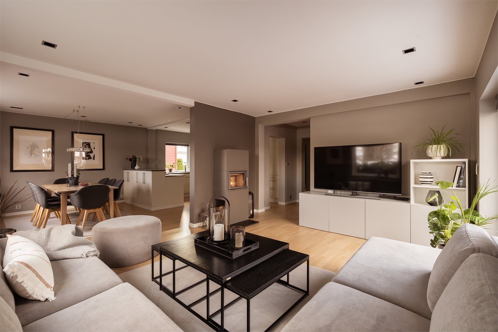 Velkommen til en lys og moderne bolig med gjennomtenkte løsninger og god planløsning. Her får du en bolig som kombinerer komfort, stil og romslighet.