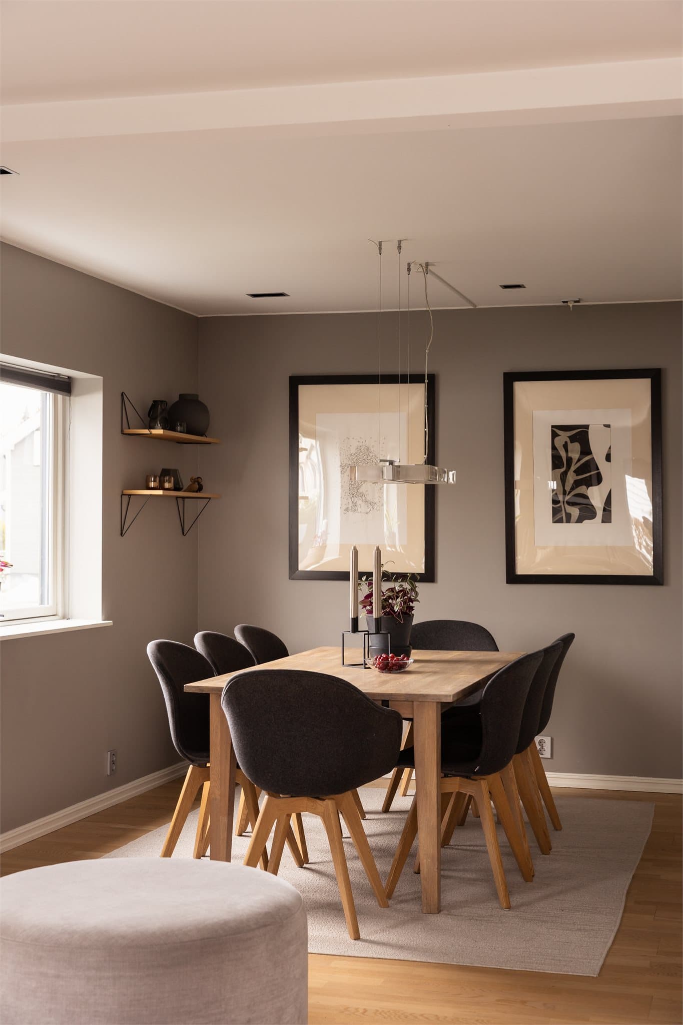 Stuen kan deles inn i soner som byr på plass til både gjester og hyggelige familiestunder.