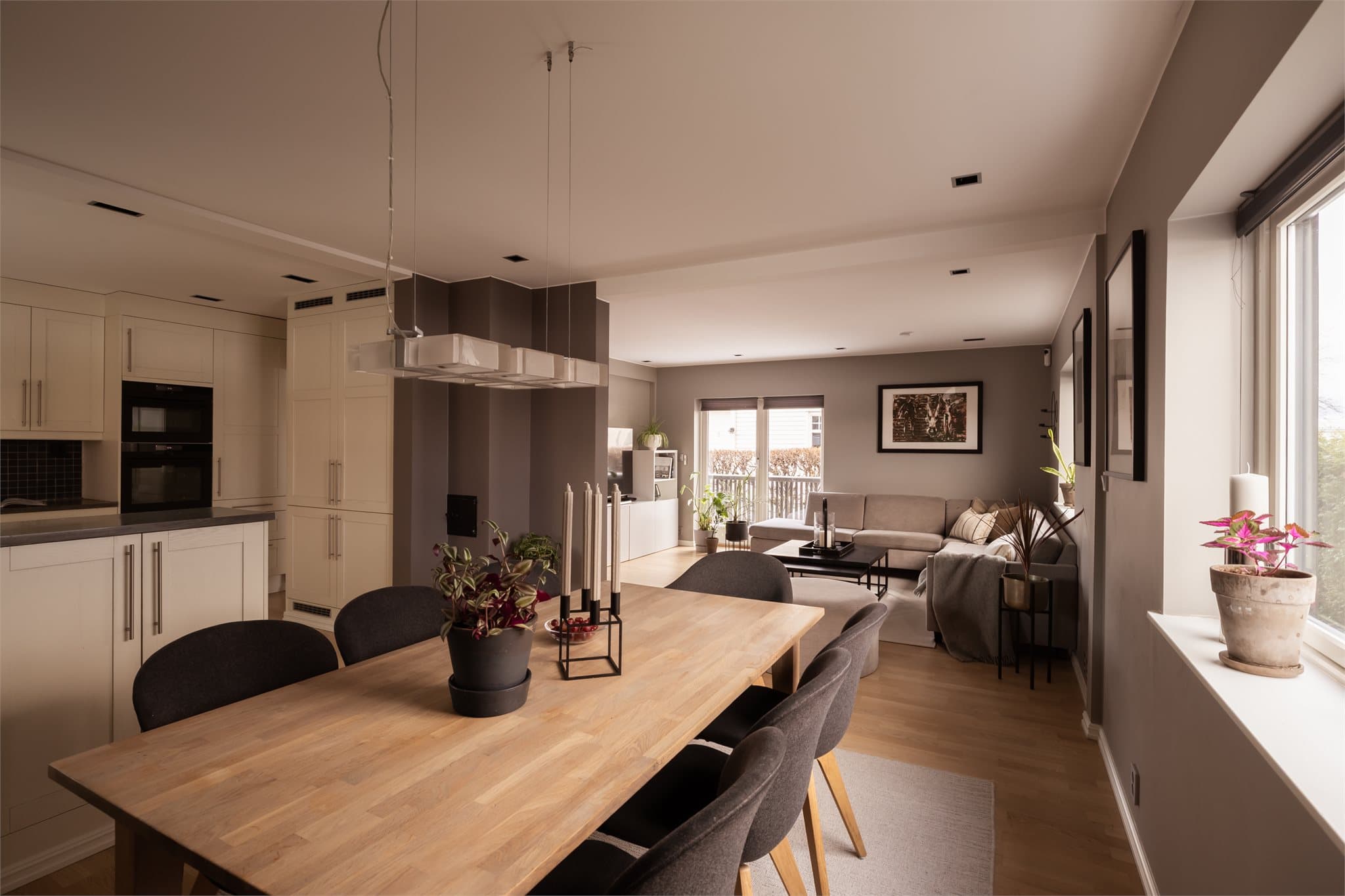 Stuen er et lunt og innbydende samlingspunkt med store møbleringsmuligheter. Rommet har en fin flyt mot kjøkkenet og gode lysforhold igjennom store vinduer på flere sider.