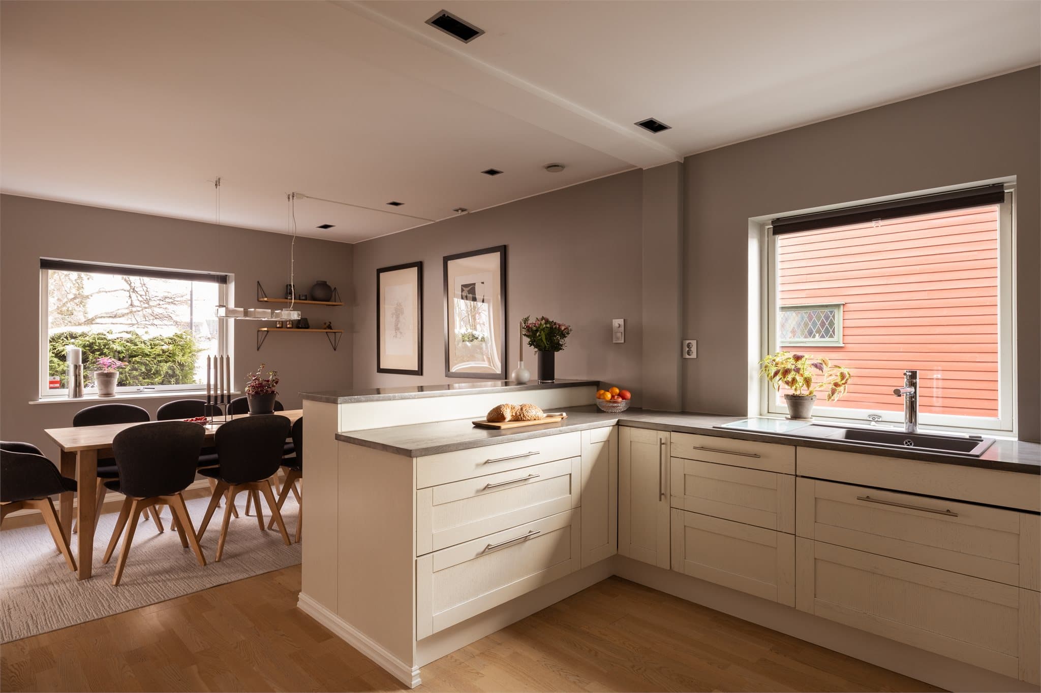 Den nedfelte komposittkummen og den gode arbeidsflaten gjør dette til et svært funksjonelt kjøkken for både hverdag og fest.