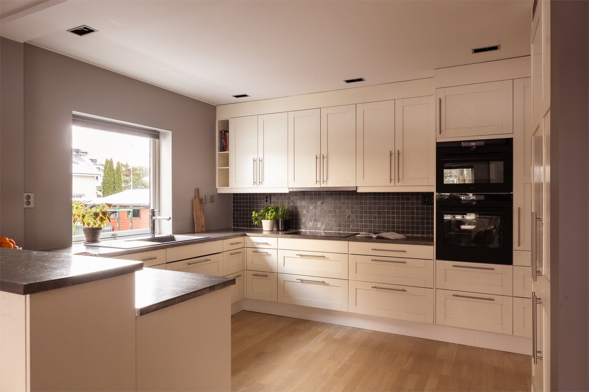 Her møter moderne design funksjonalitet, med gjennomgående lyse flater som skaper en varm og innbydende atmosfære.