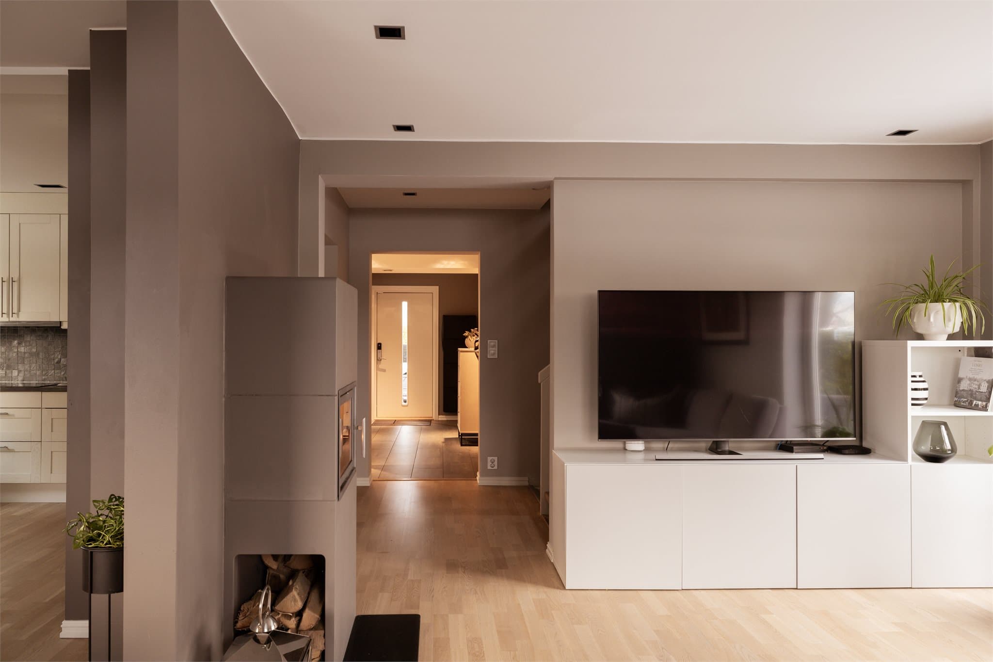 Velkommen inn i Nittedalsgata 30! Boligen ønsker deg velkommen med en romslig og praktisk entré, med åpen løsning mot stuen.