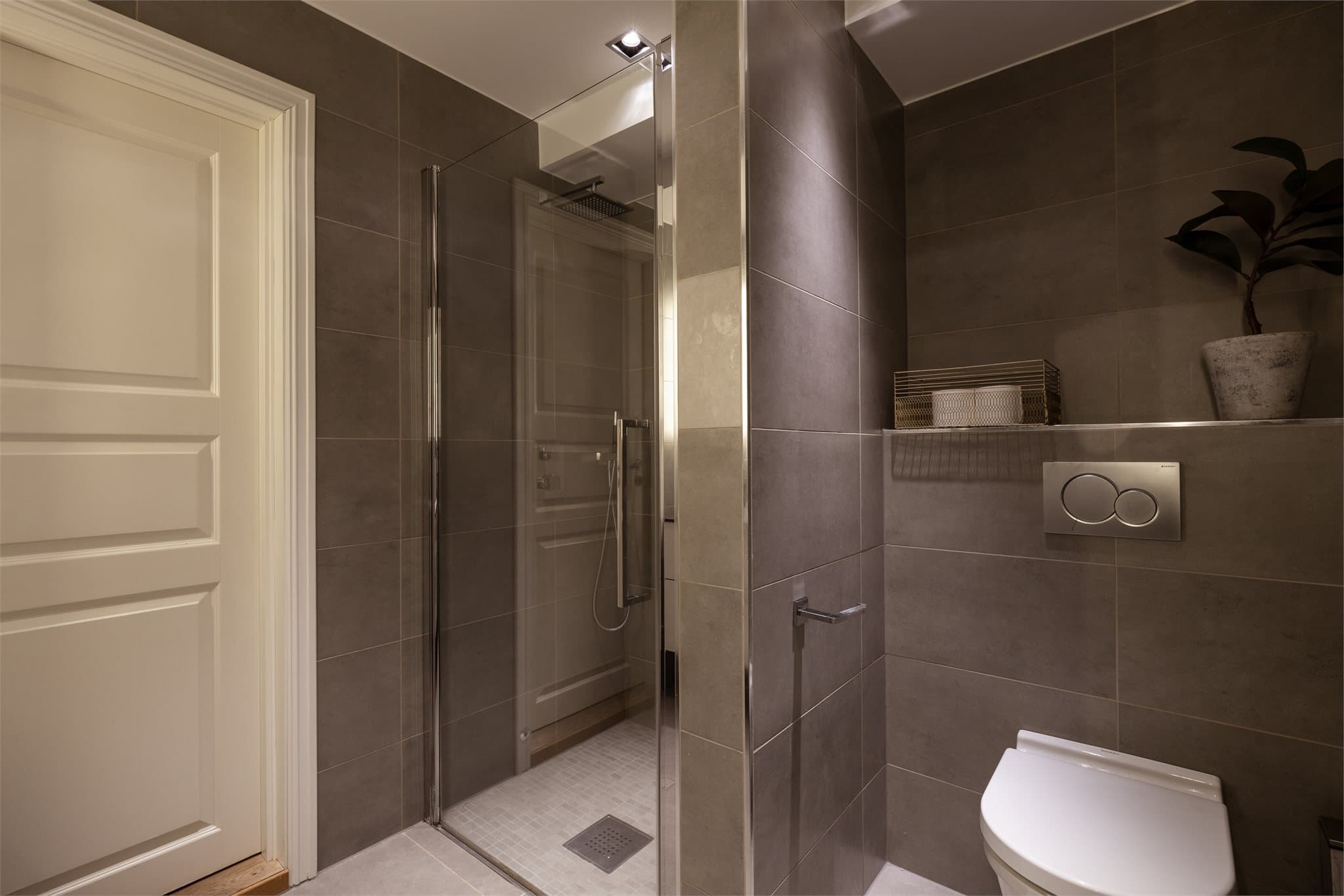 Et romslig bad med praktisk skuffeseksjon gir rikelig oppbevaring. Gulvvarmen skaper komfort og en lun start på morgenen.