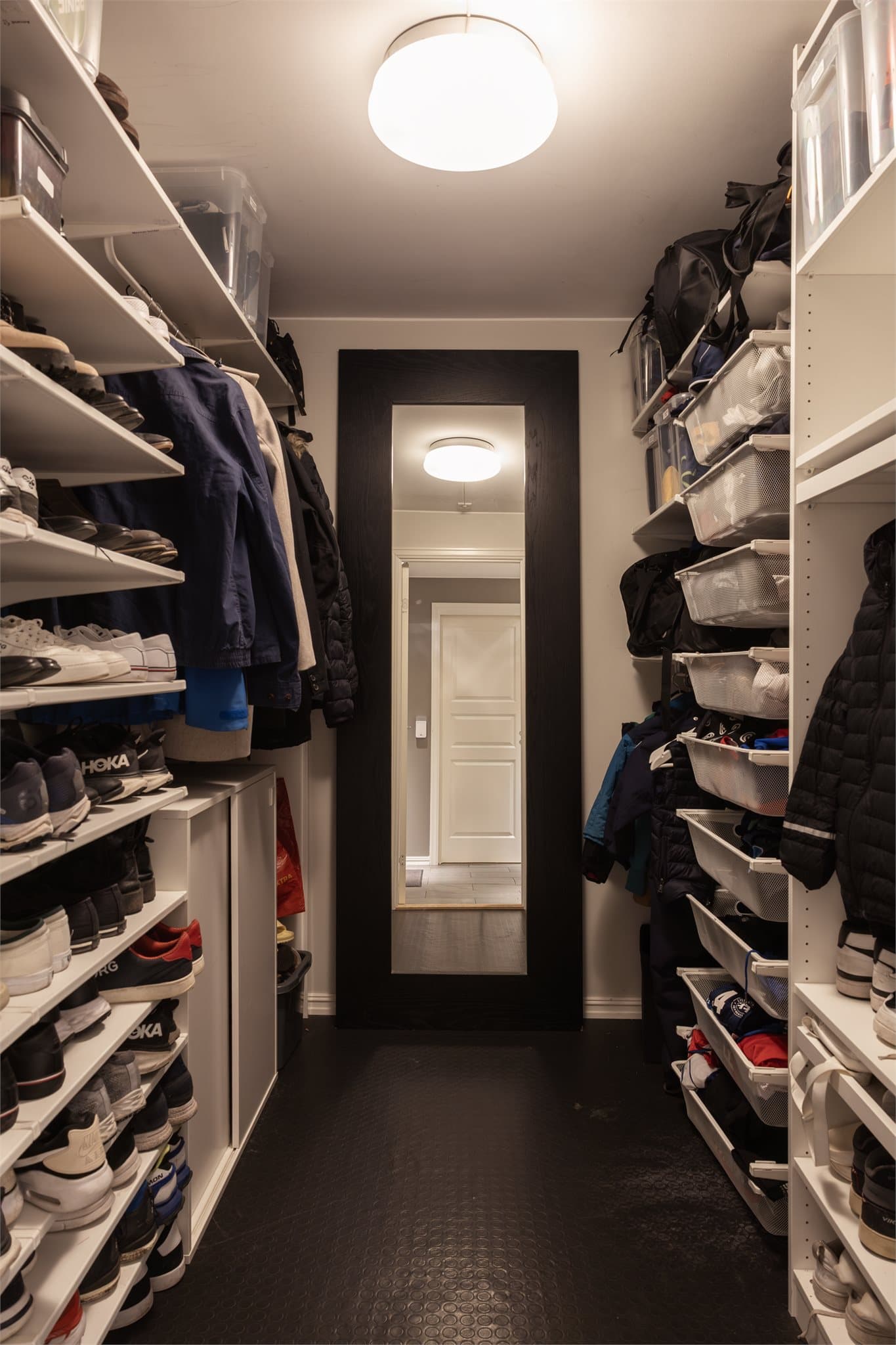 I tilknytning til entréen finner du en romslig walk-in garderobe med svært gode oppbevaringsmuligheter. Innredningen består av både skuffer og heng, noe som gir en ryddig og oversiktlig organisering av klær og yttertøy.