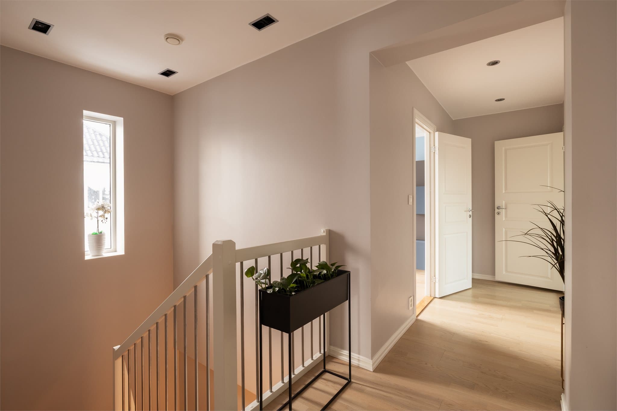 Gang mellom soverommene og bad i 2.etasje.