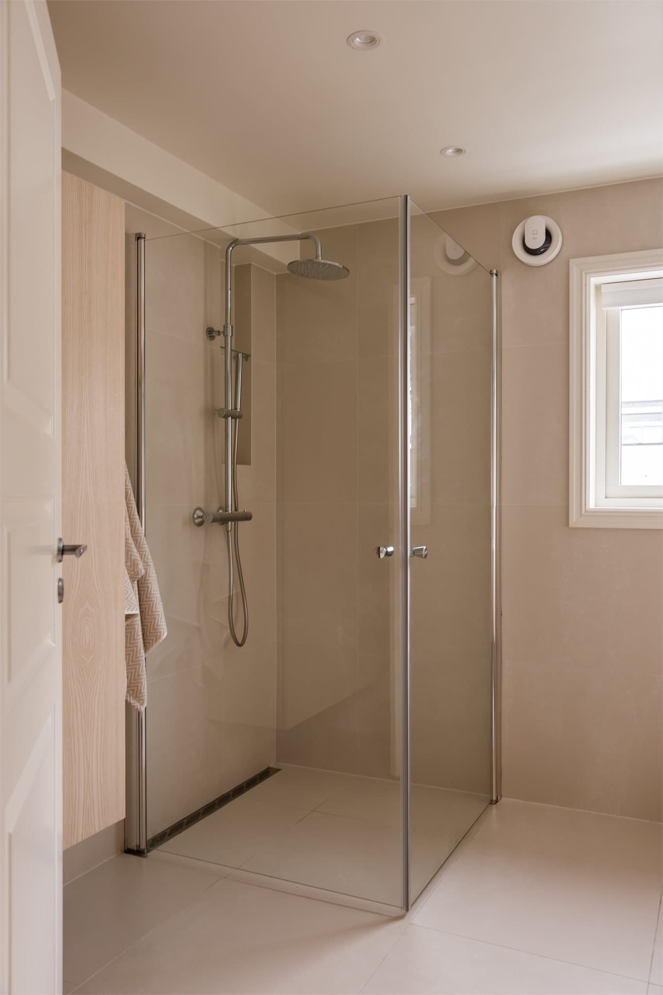 Innredningen består av benkeskap og høyskap med glatte fronter, servant med speil og god belysning, dusj med innfellbare glassdører og vegghengt toalett med skjult sisterne.