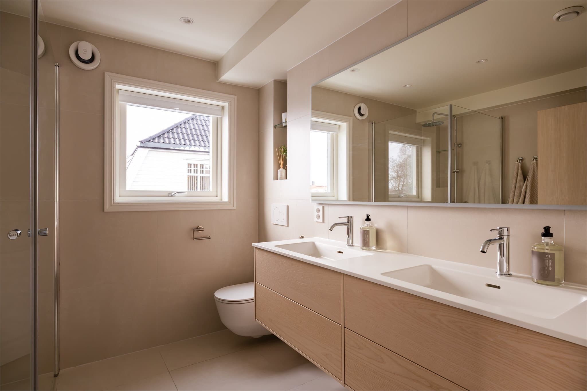 Badet i 2. etasje ble totalrenovert i 2025 og fremstår moderne og lekkert.