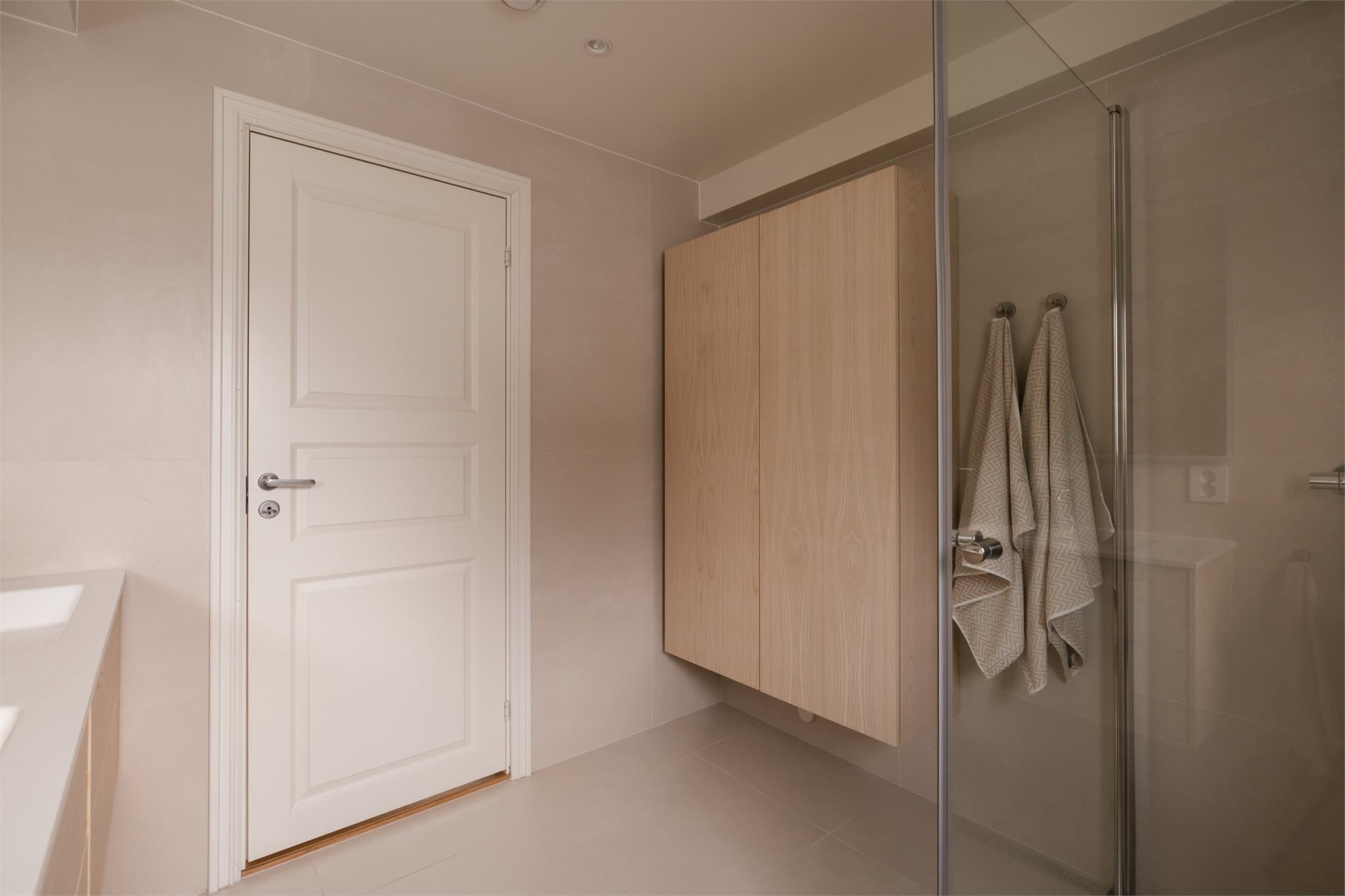 Flislagte overflater gir et stilrent og tidløst uttrykk. Et flott bad med skikkelig spafølelse, perfekt for de voksene i familien.