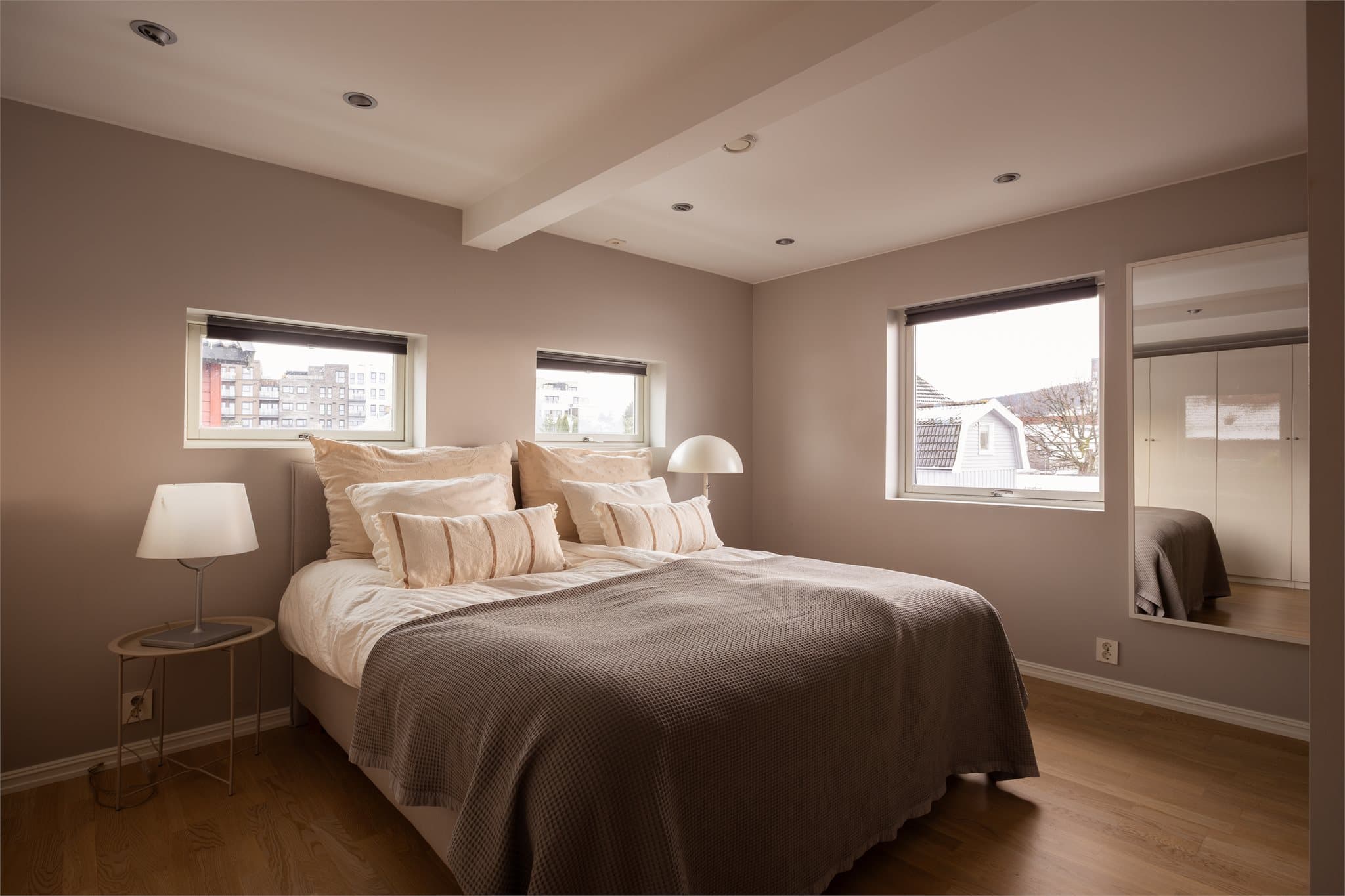 Hovedsoverommet har god plass til en stor seng, nattbord og annet ønskelig møblement, og rommet oppleves som en rolig og komfortabel sone for avkobling.