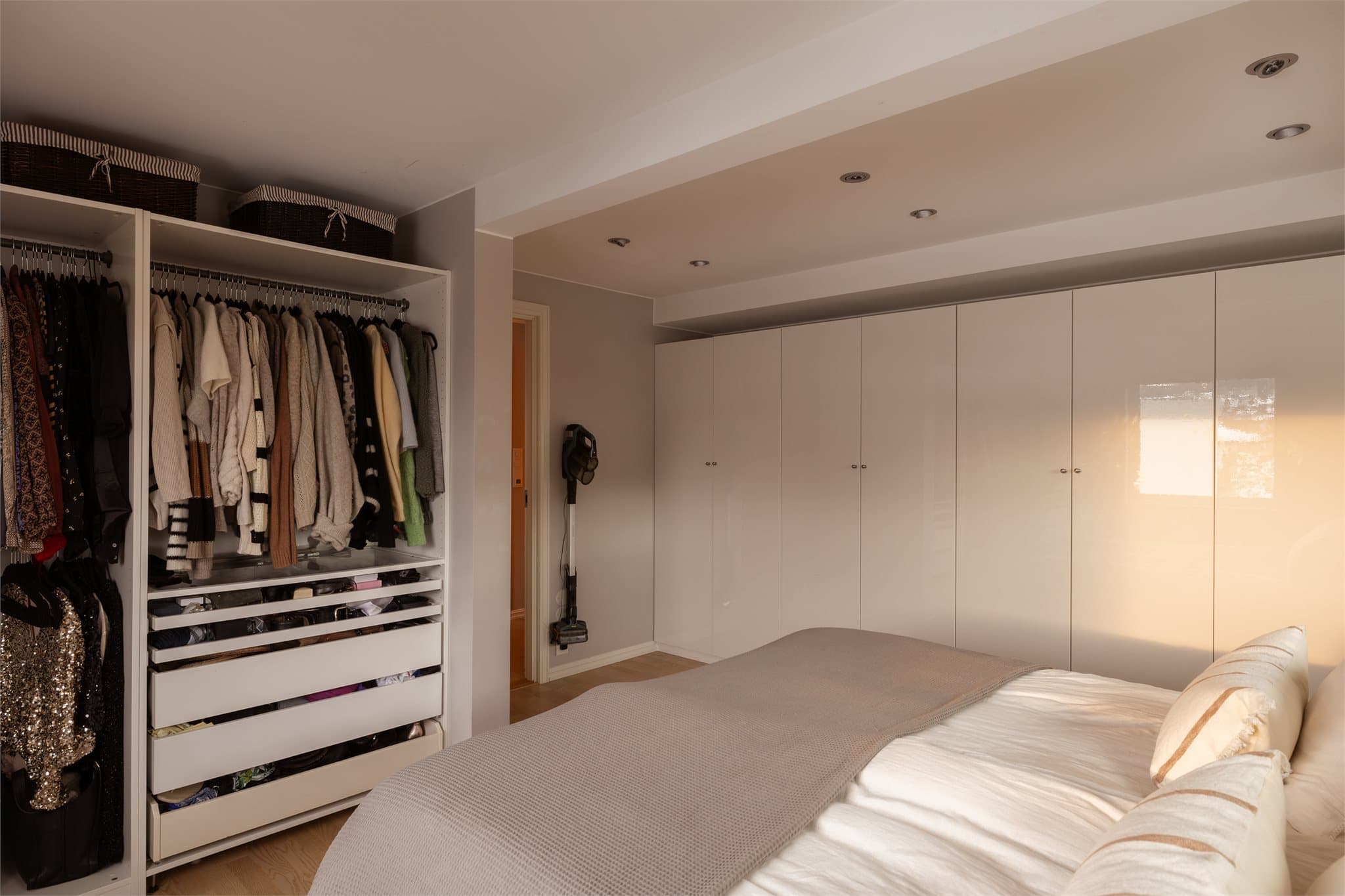 Soverommet byr på flere garderobeskap som gir rikelig med oppbevaringsplass til både han og henne.